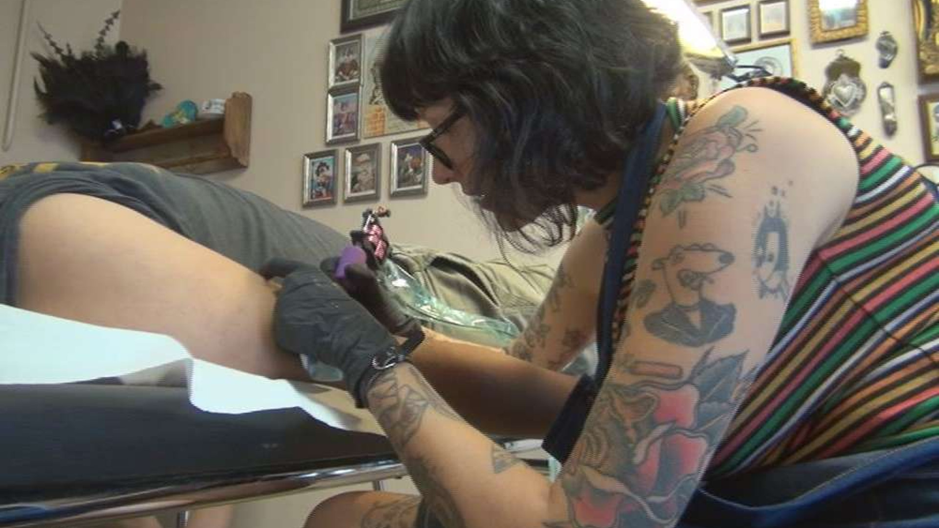 Tatuaggi non solo d'estate. Clienti sempre più anziani, cresce il cover up