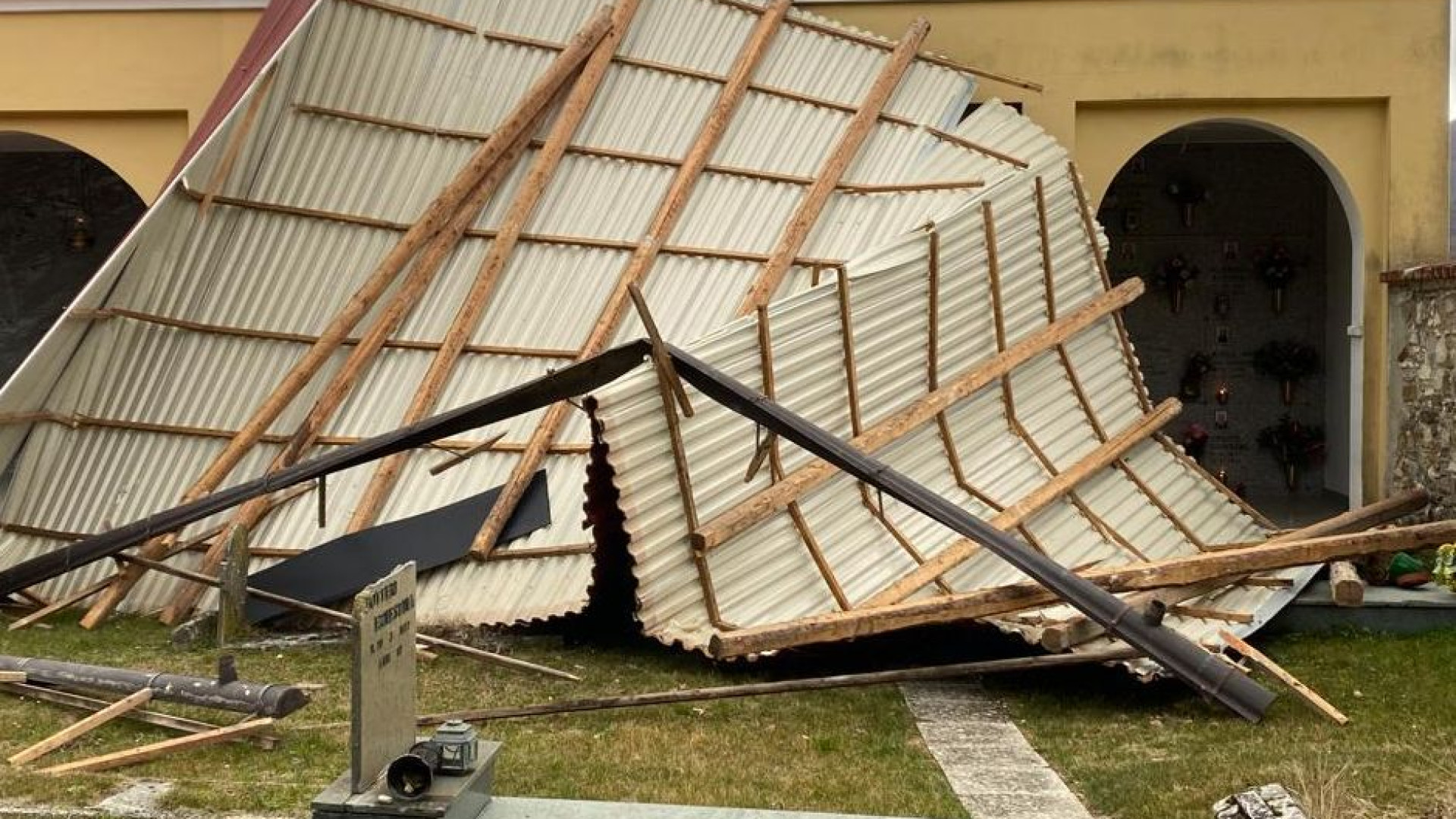 Genepreto, disposta la riparazione del tetto del cimitero distrutto dal vento