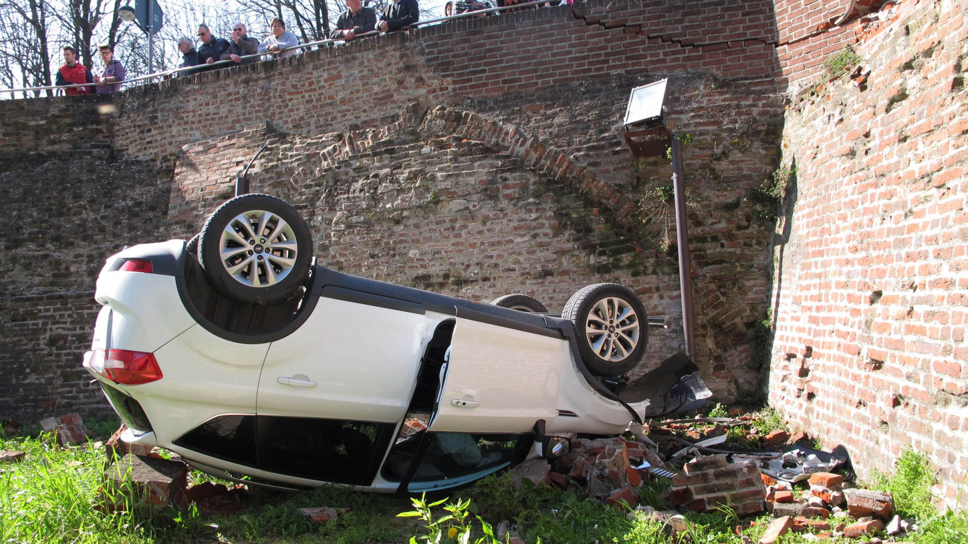 Borgonovo, finisce con l'auto nel fossato della Rocca. Salvo l'automobilista