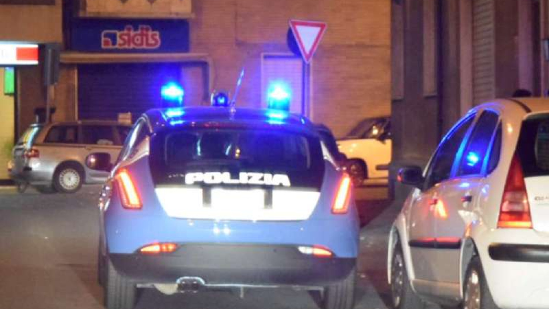 “E’ la bici della mia fidanzata” e scoppia la rissa in via Pozzo