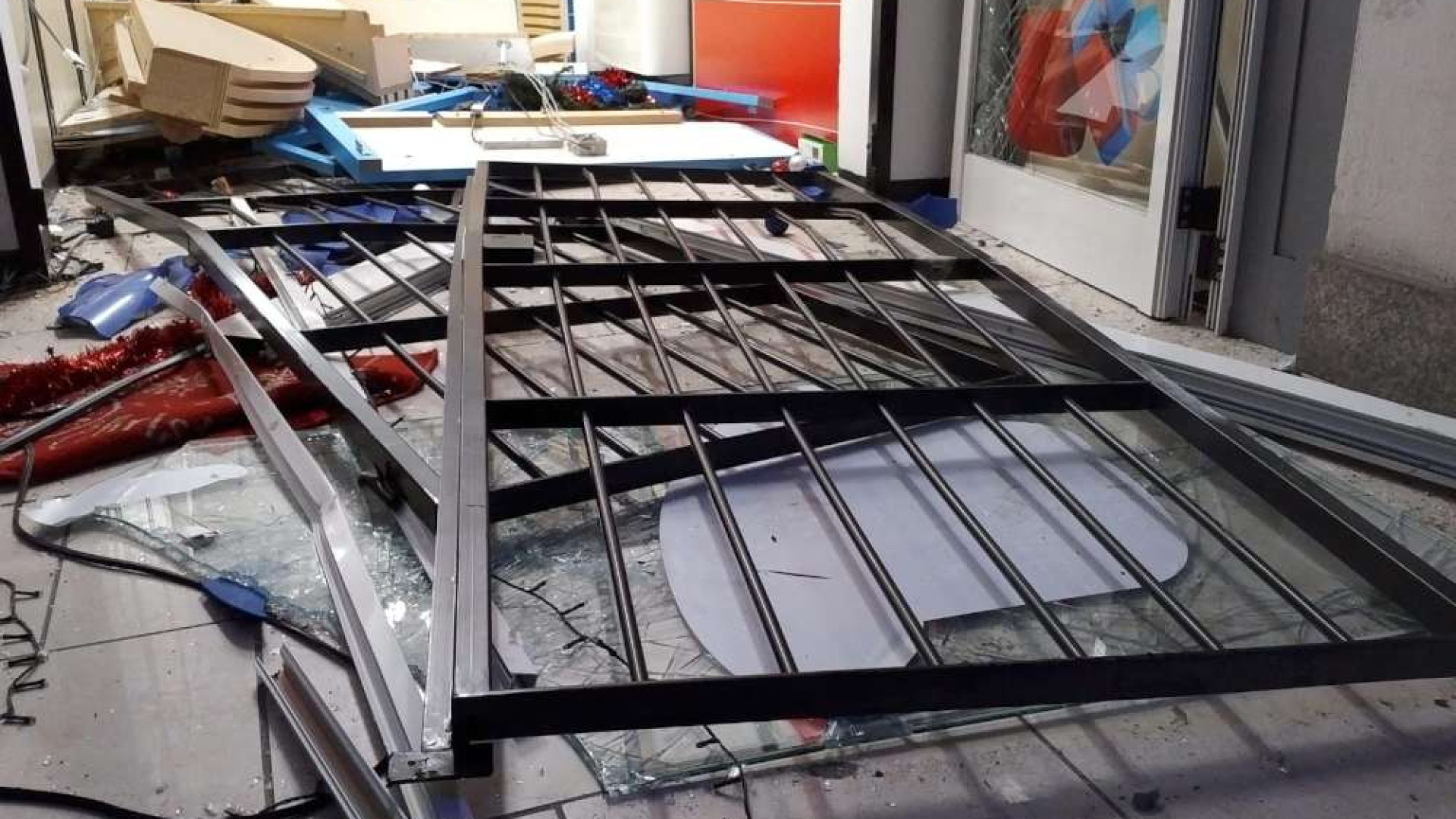 Furti e "spaccate" nei negozi in centro storico. La polizia denuncia un uomo