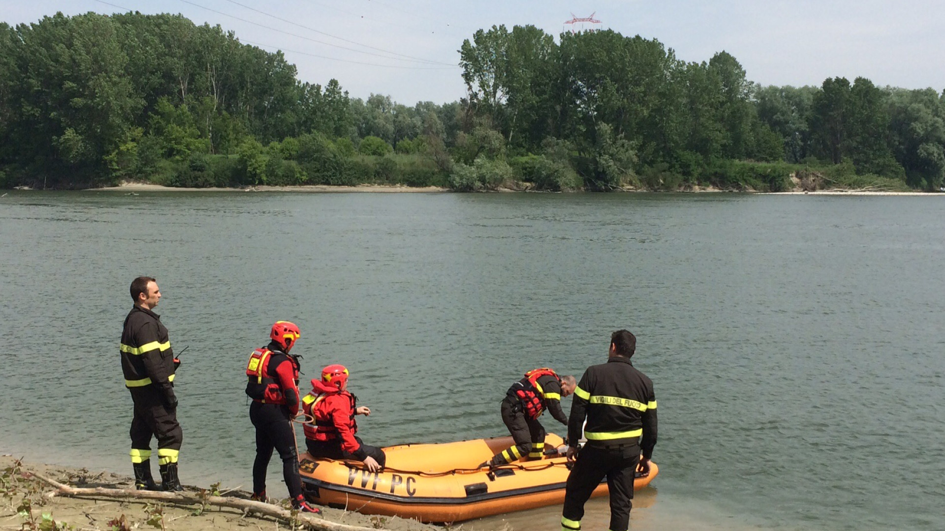 Si ribalta in Po con la barca, intervengono i vigili del fuoco