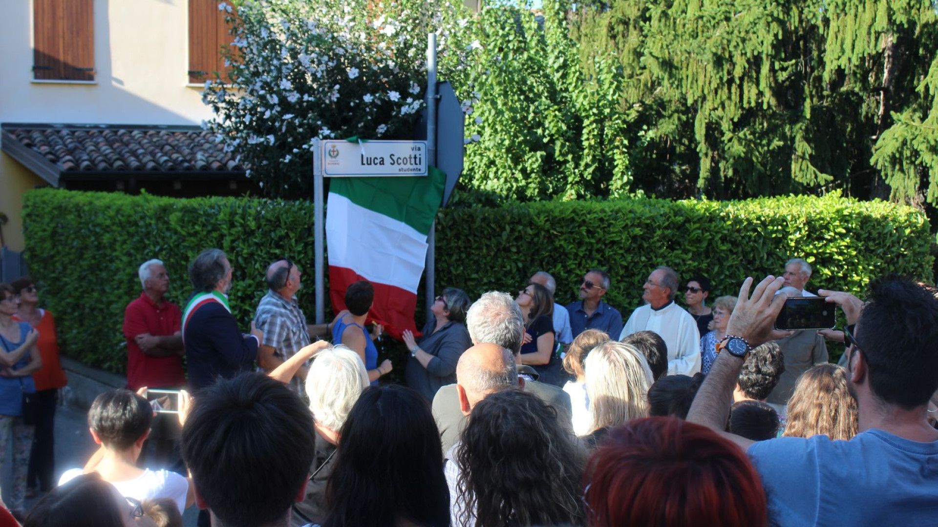 Intitolata a Mezzano una via a Luca Scotti, morto a 17 anni sulla Statale 45