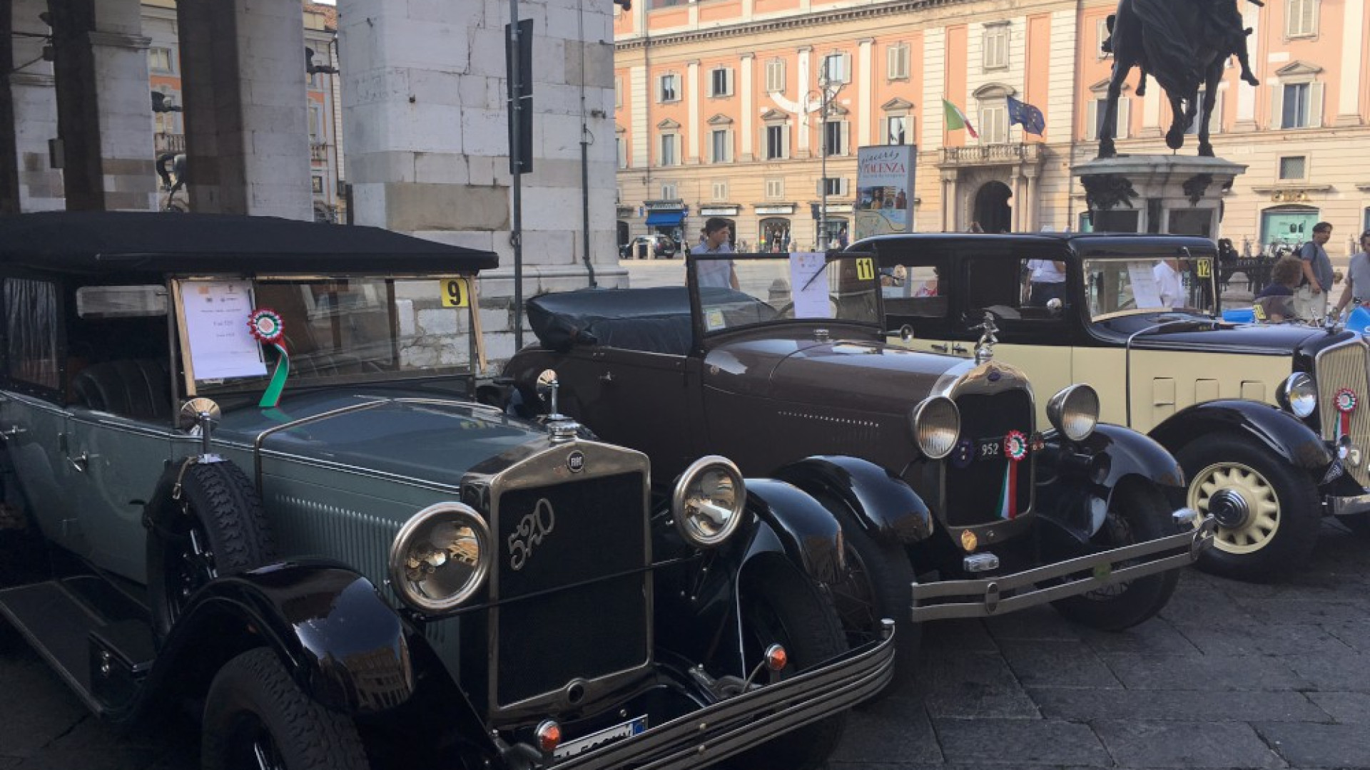 “Piacenza, città in… movimento”, il fascino delle auto d’epoca in piazza Cavalli