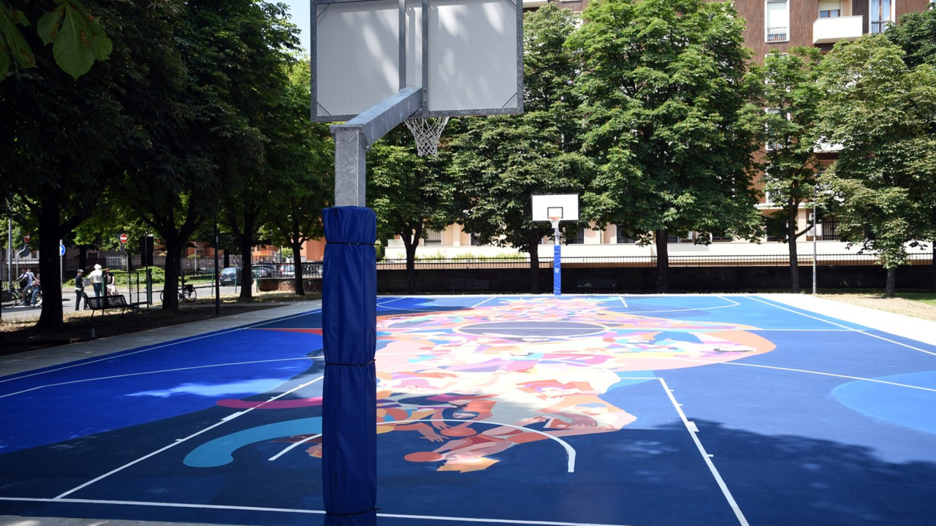 Via Negri, raccolta firme dei residenti: "Regolamentare orari del campo da basket"