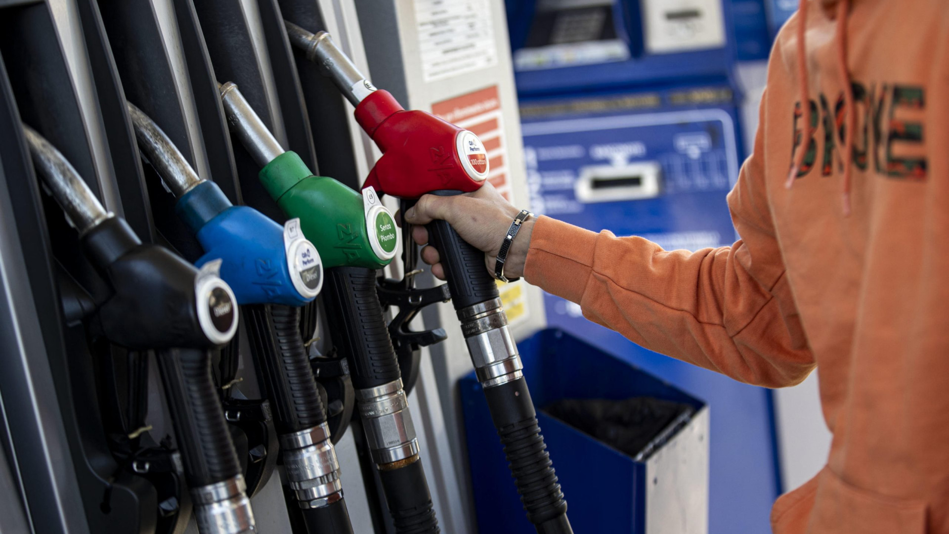 Rincaro dei carburanti, esposto del Codacons. "Possibili speculazioni"