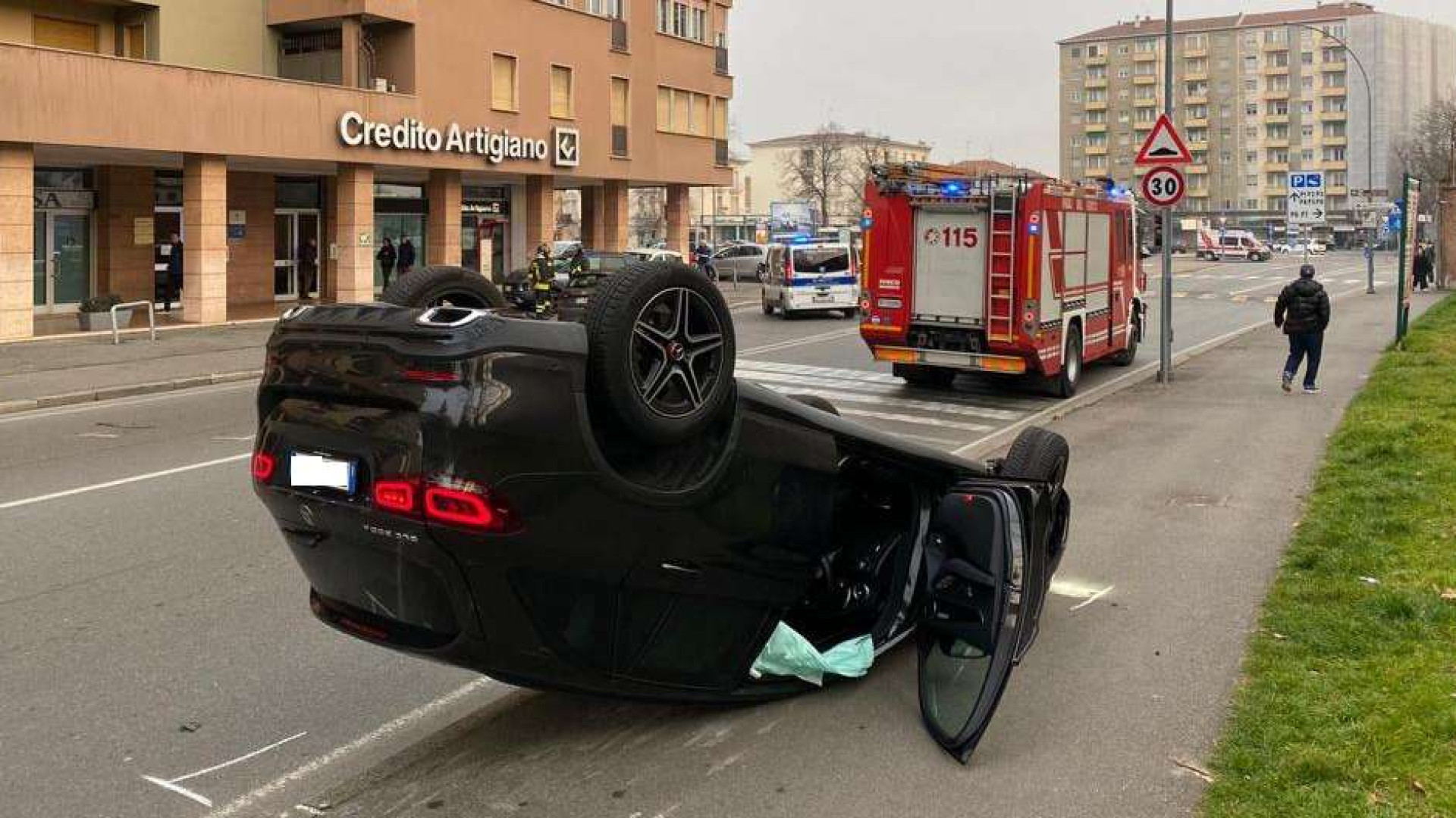 Incidente in via XXIV Maggio, auto a ruote all'aria sul marciapiede