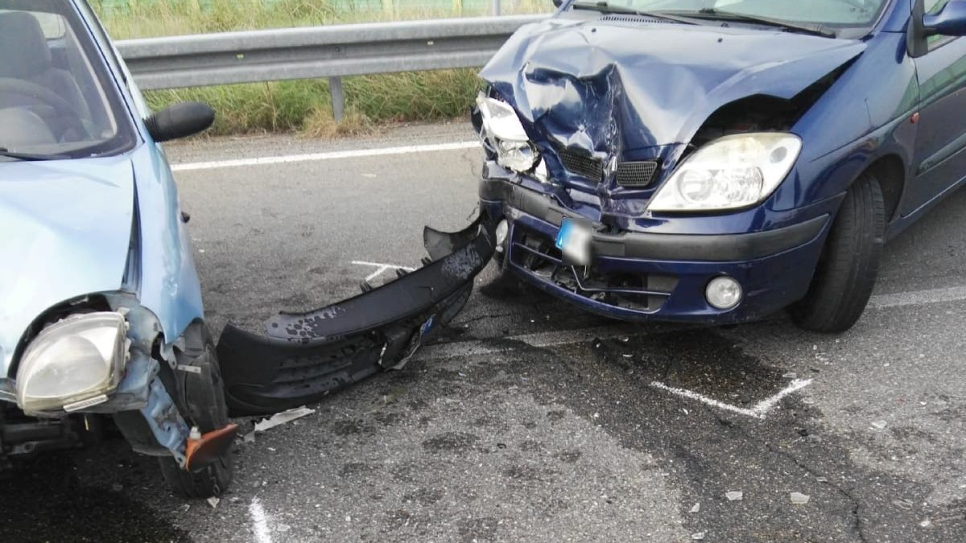 Violento scontro frontale a Borgotrebbia: guidatori feriti, auto distrutte