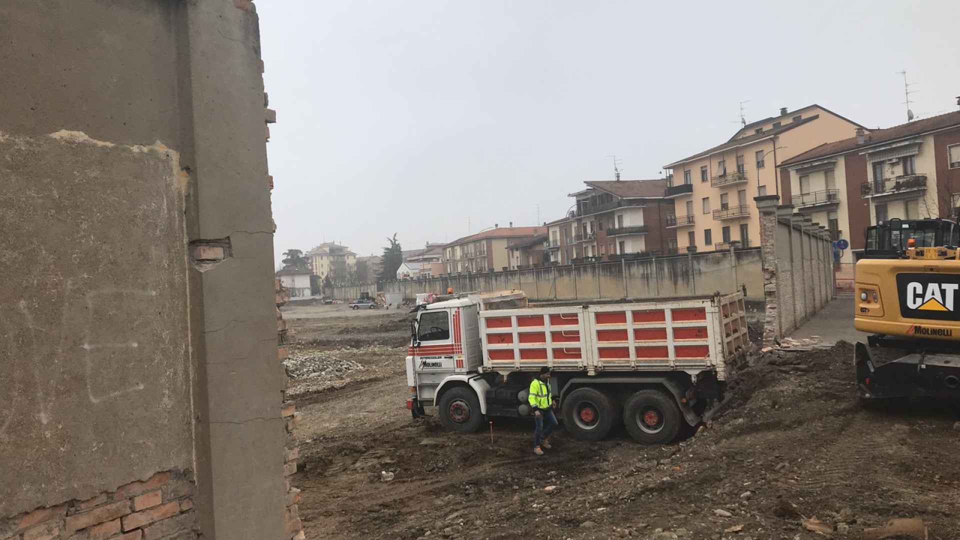 Ex Manifattura Tabacchi, abbattuto il muro di recinzione. Presto alloggi e negozi