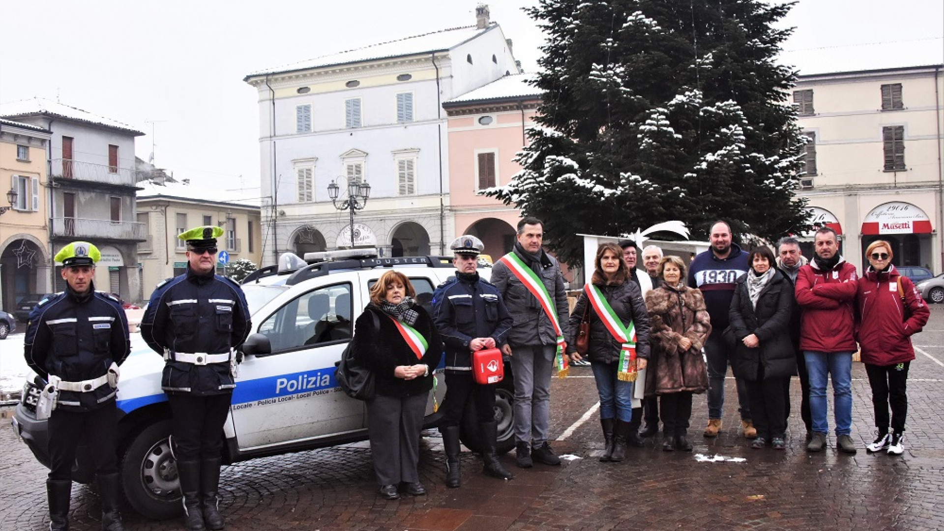 Gli organizzatori della "Notte per gli angeli" donano un defibrillatore alla polizia locale