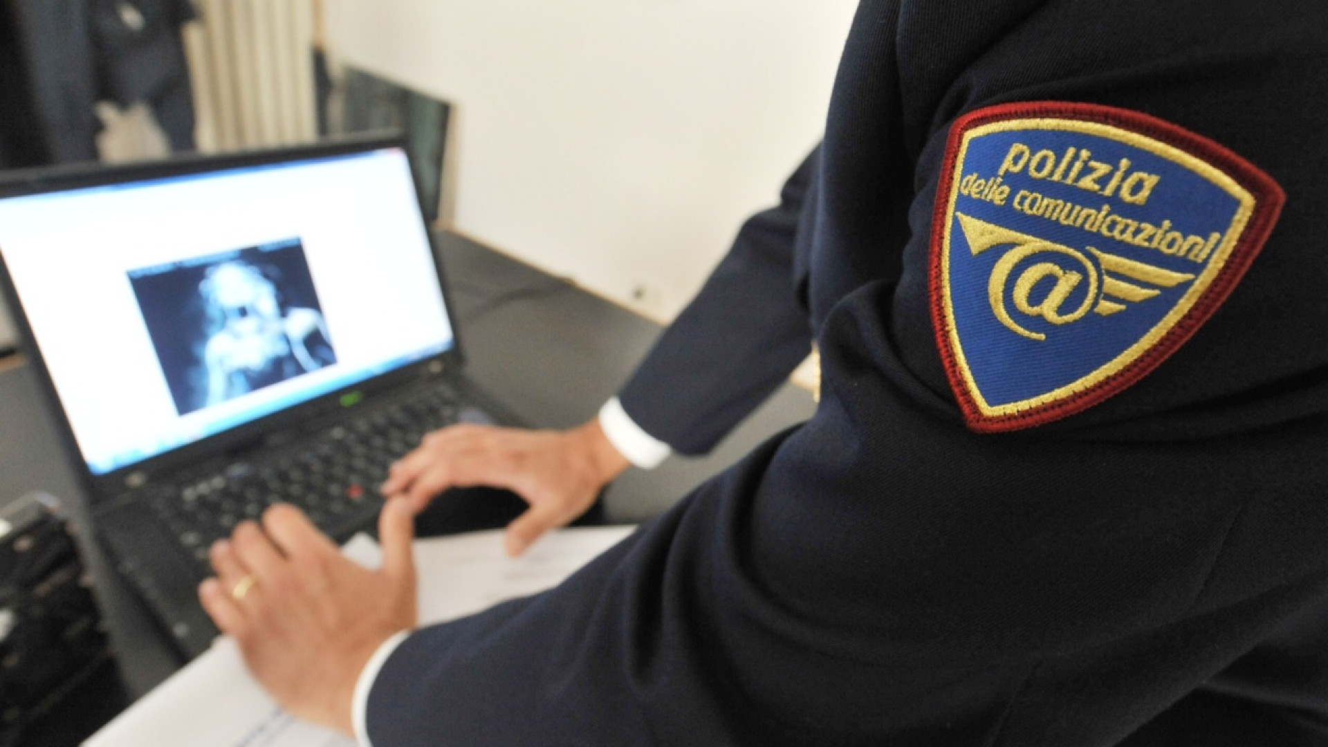 "Ti stupro, ti lancio l'acido in faccia, ti ammazzo": arrestato stalker che  perseguitava on line una piacentina