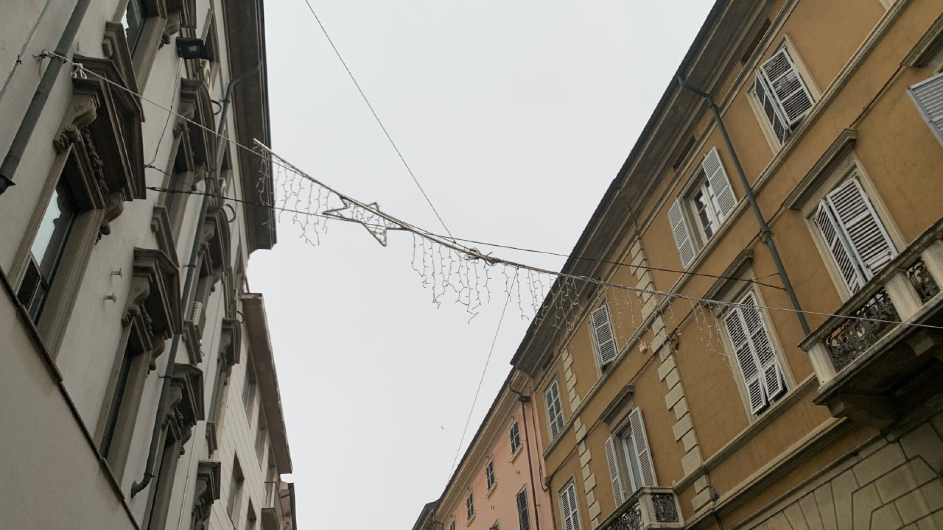 Piacenza verso il Natale: al via l'allestimento delle prime luminarie