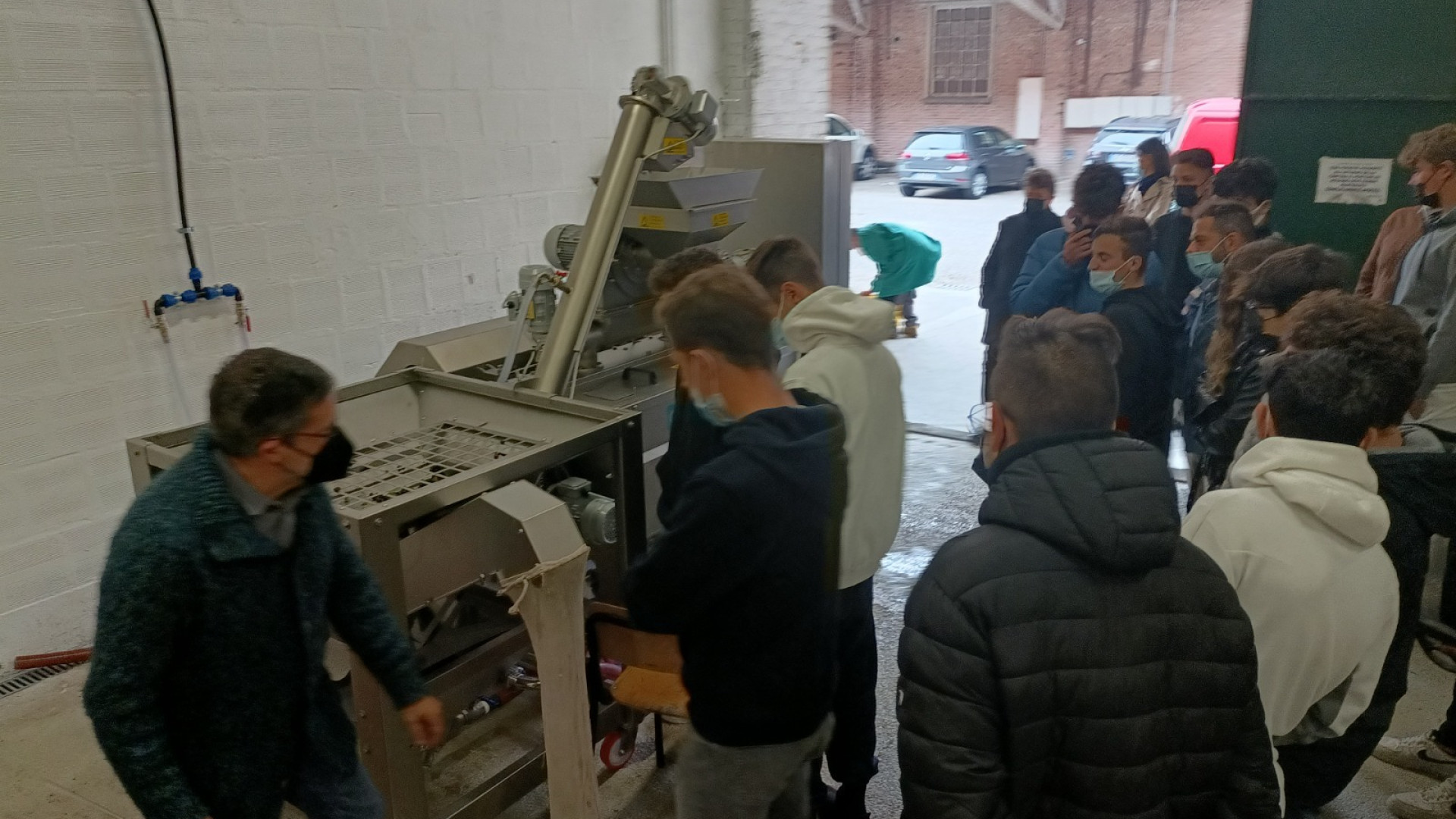 Castel San Giovanni, gli studenti preparano 200 litri di olio nel frantoio didattico
