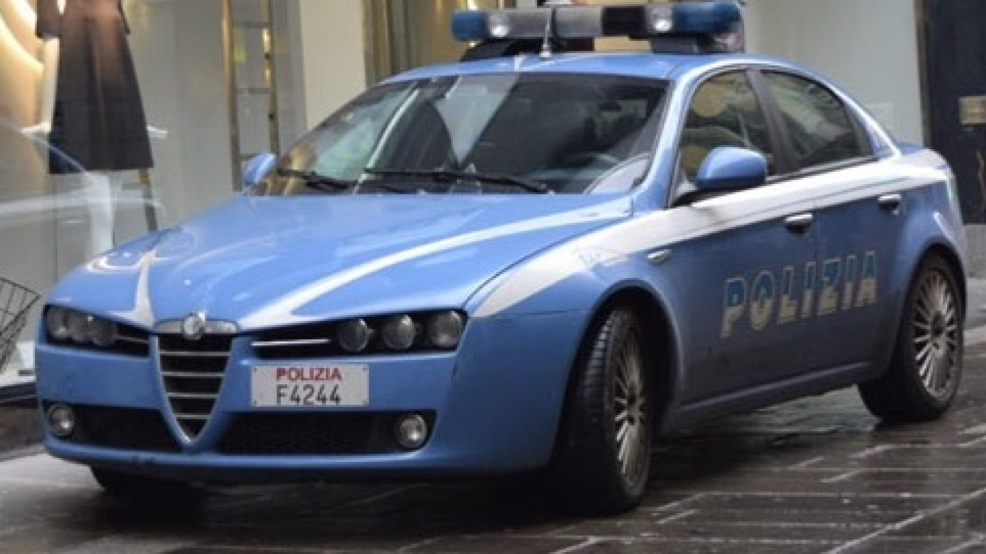 Fallisce i tentativi di irruzione in casa, ruba un ombrello: denunciato 40enne