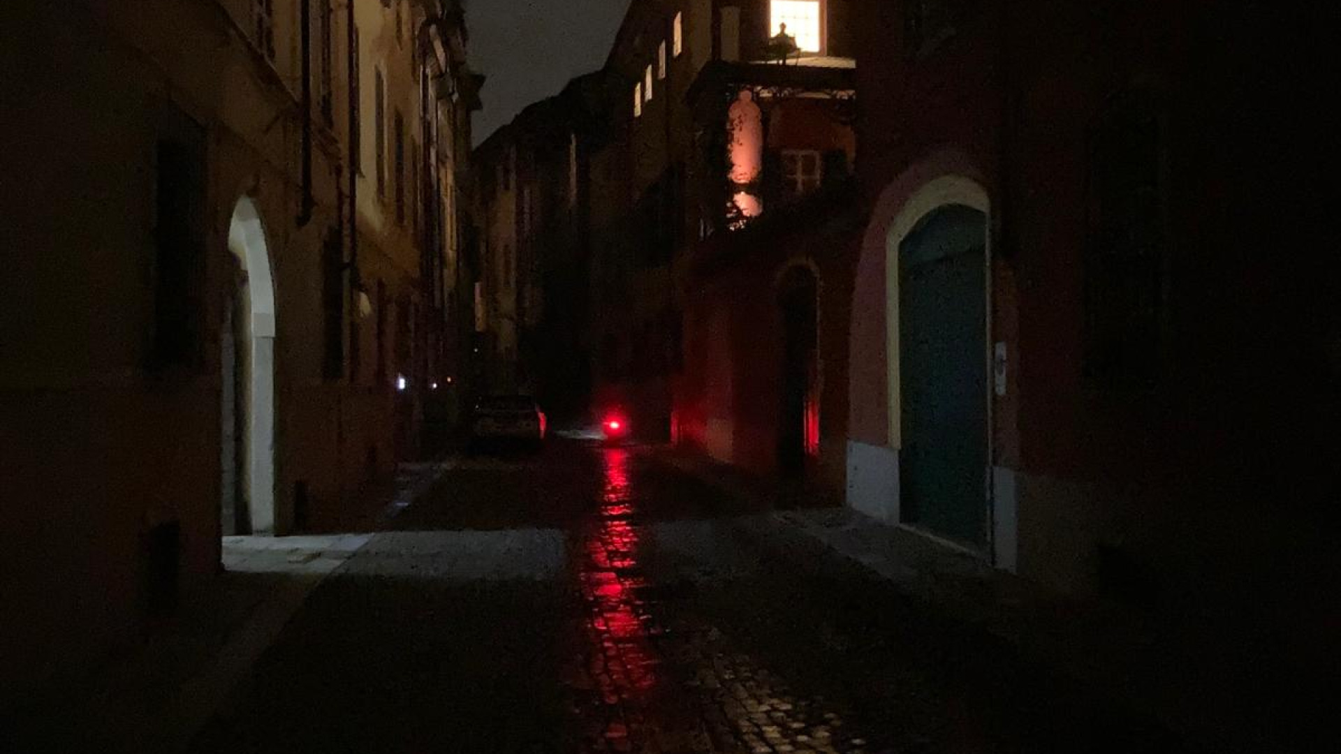 Le vie del centro a luci spente, la polemica per i residenti: "È una questione di sicurezza"