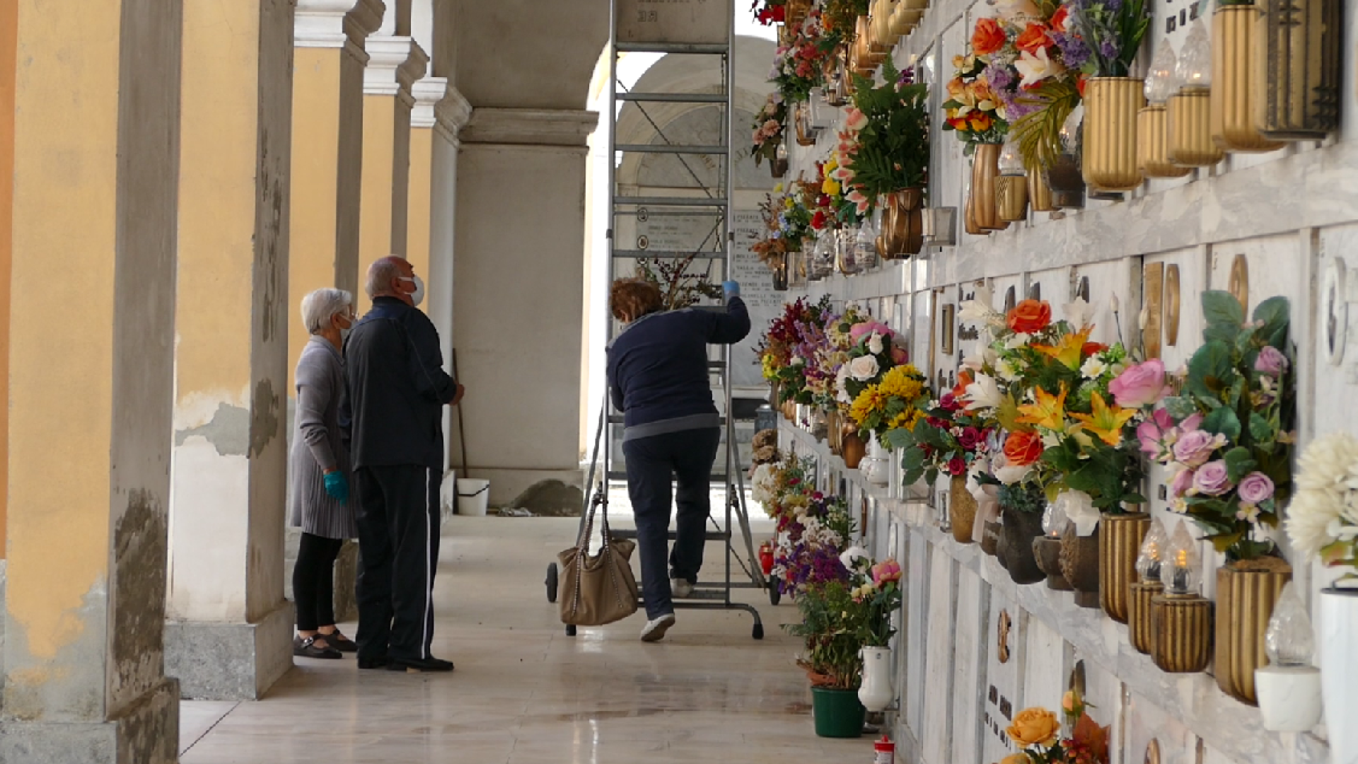 Cellette cinerarie esaurite, decine di urne in attesa di sepoltura