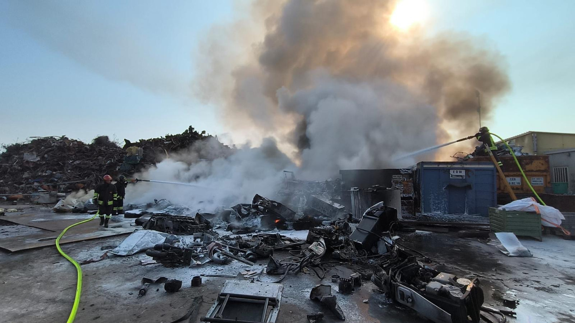 Incendio in un'azienda a San martino in Olza, in fiamme pneumatici e ferrame