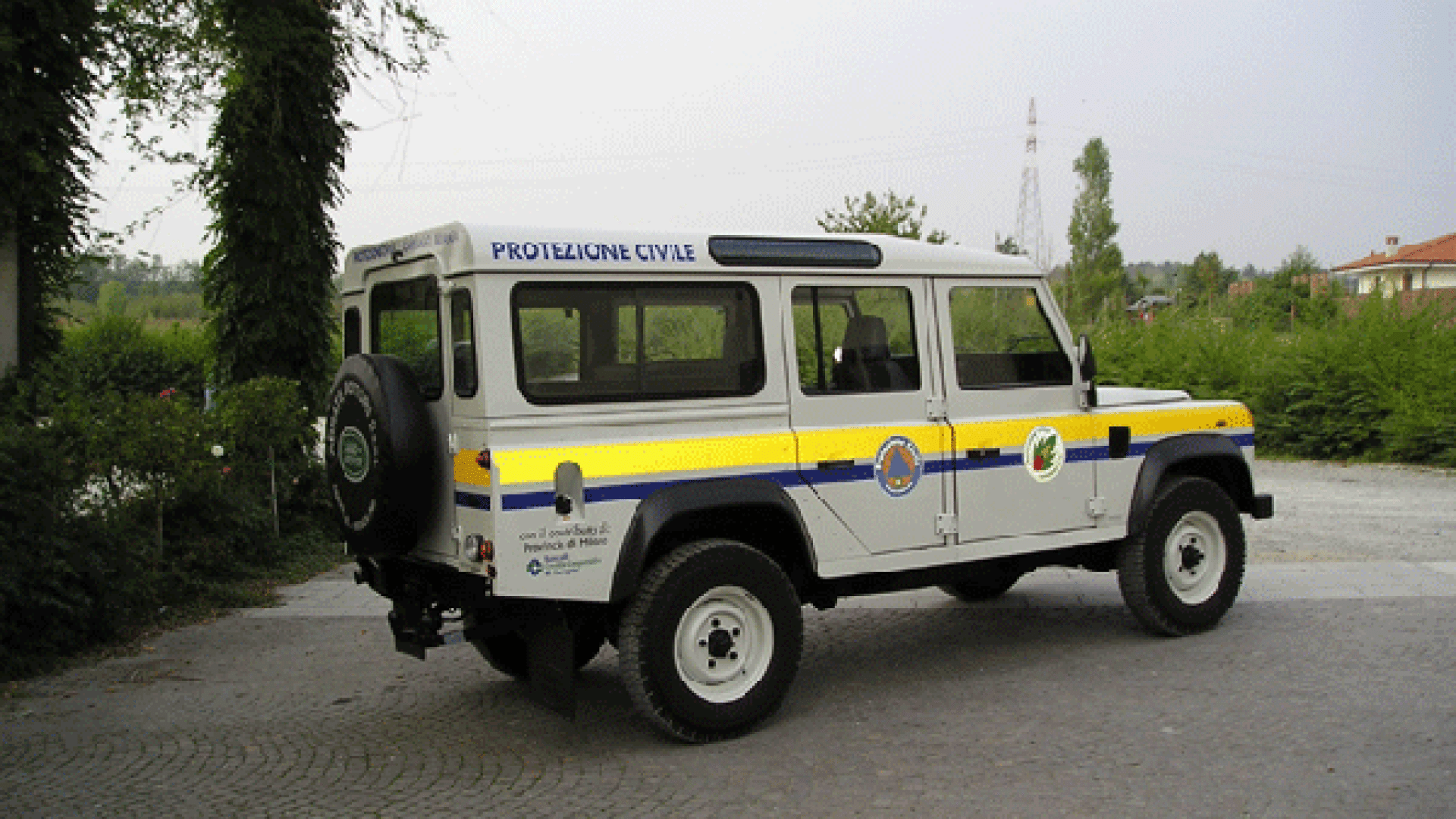 Scappano sulla jeep della Protezione Civile, inseguiti dai carabinieri