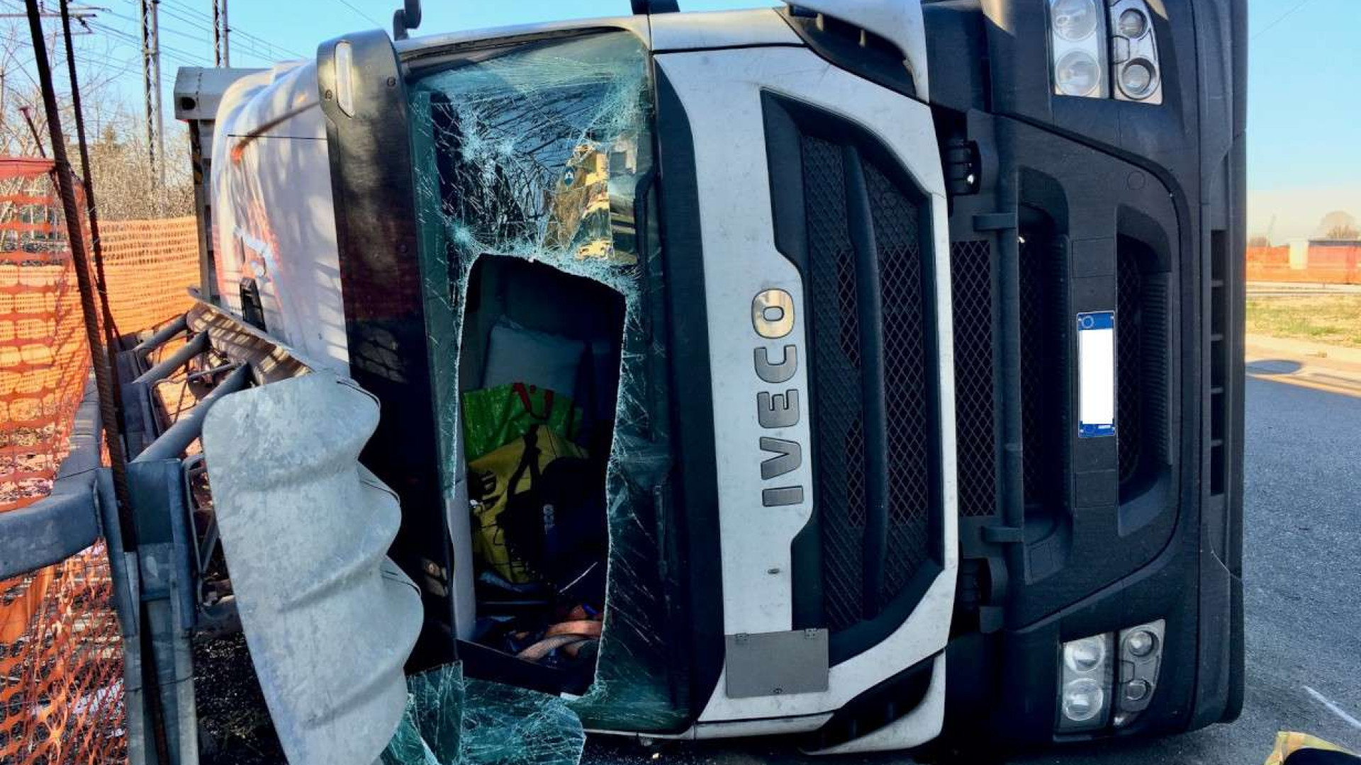 Tir ribaltato al polo logistico di Le Mose. Illeso l'autista