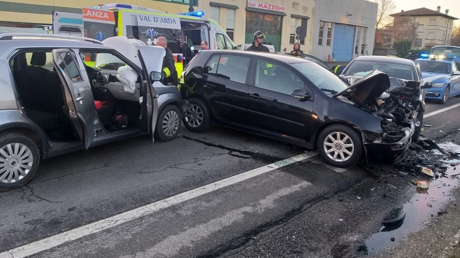 Schianto frontale lungo la via Emilia, coinvolta anche una terza auto: tre feriti