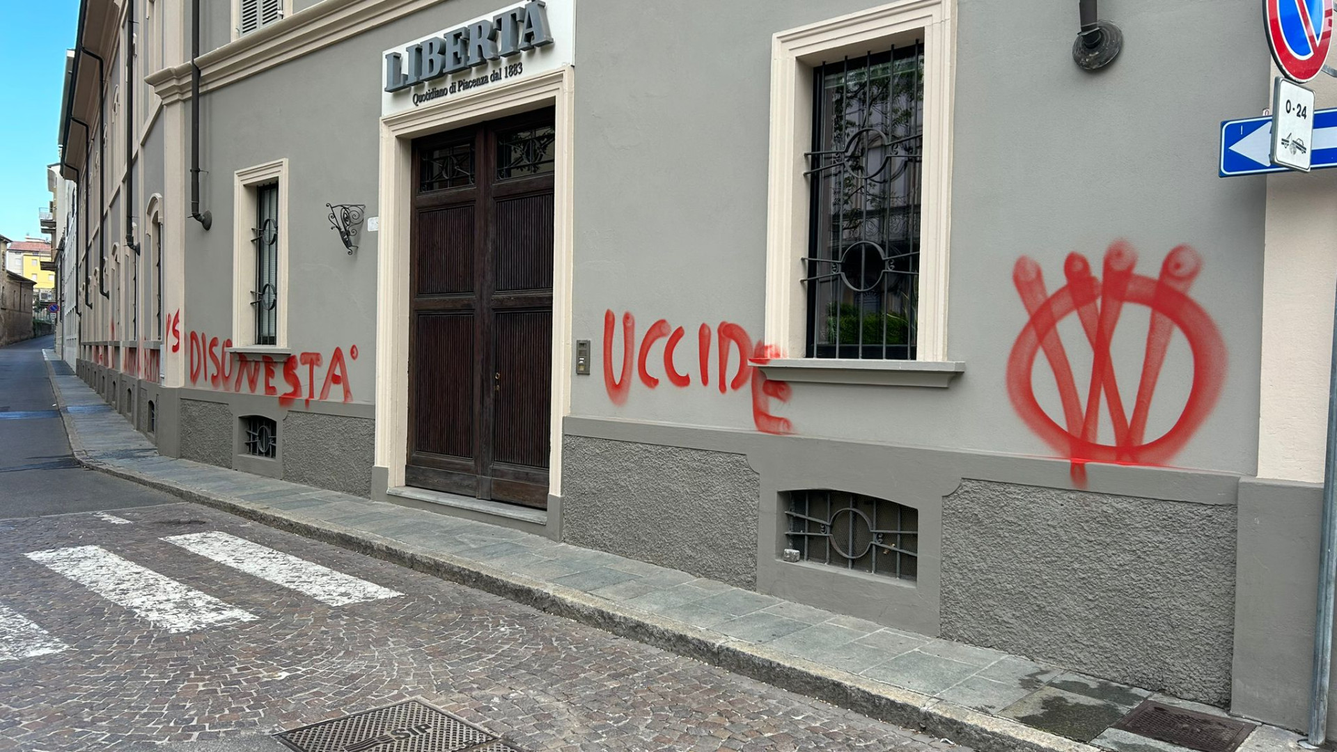 Imbrattata la sede di Libertà a Piacenza: scritte firmate no vax contro i giornalisti
