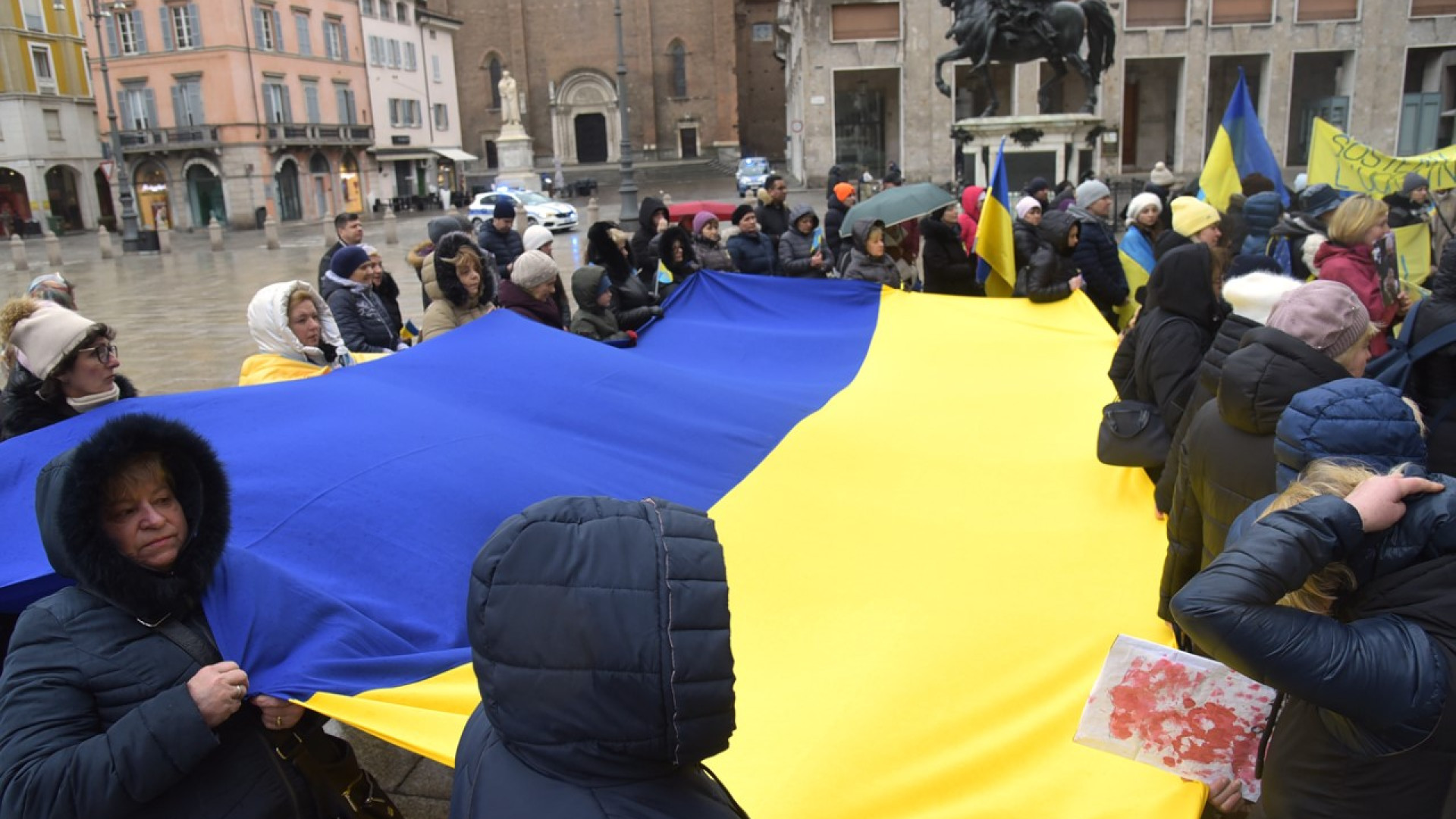 "Il popolo ucraino resisterà": in 200 al corteo in centro a Piacenza