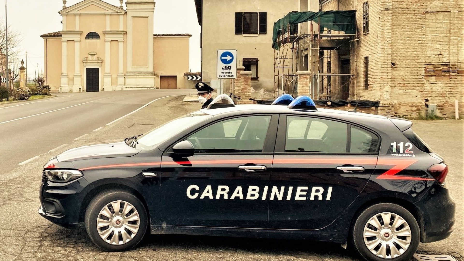 "E' la sera di San Valentino e sono sola": in pochi minuti i carabinieri la consolano portandole una pizza