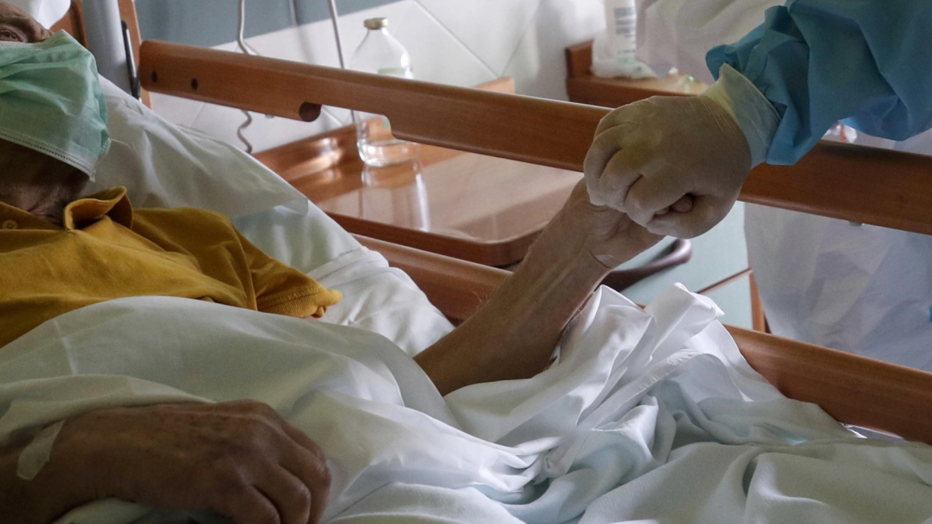 Speranza firma l'ordinanza: via libera alle visite nelle residenze sanitarie assistite