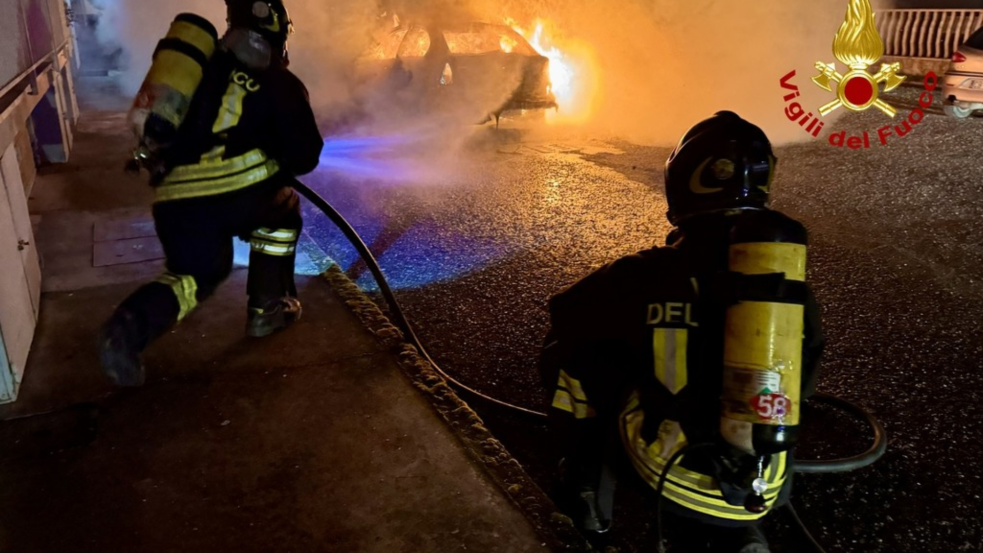 Auto in fiamme a Villò di Vigolzone, intervento dei pompieri nella notte