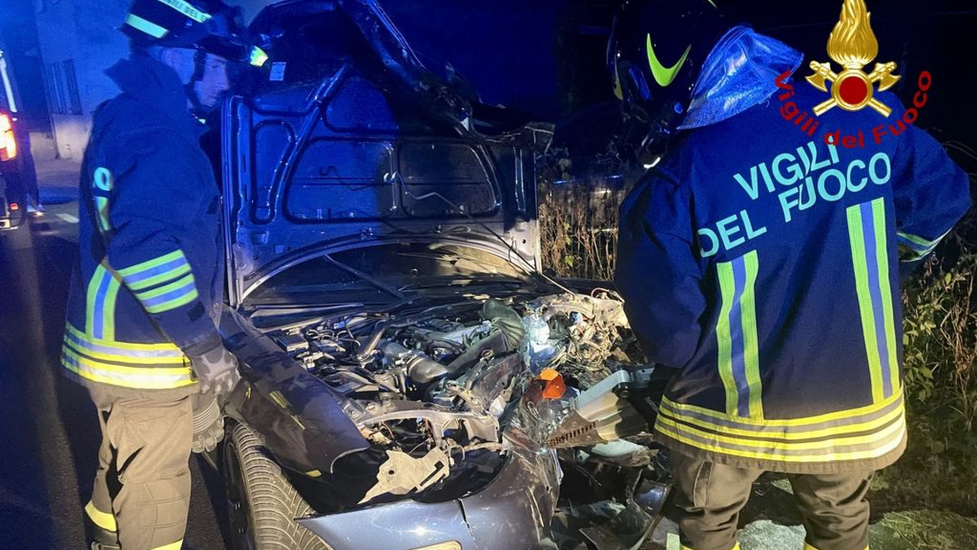 Sariano, finisce fuori strada e si schianta contro un'auto: conducente ferito