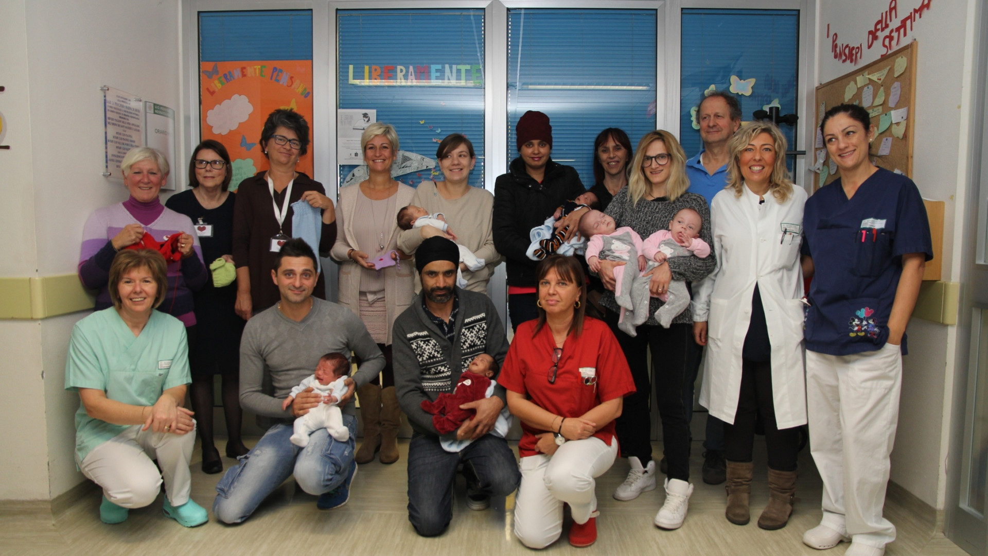 Giornata del prematuro: indumenti realizzati a mano e canto per i piccoli neonati