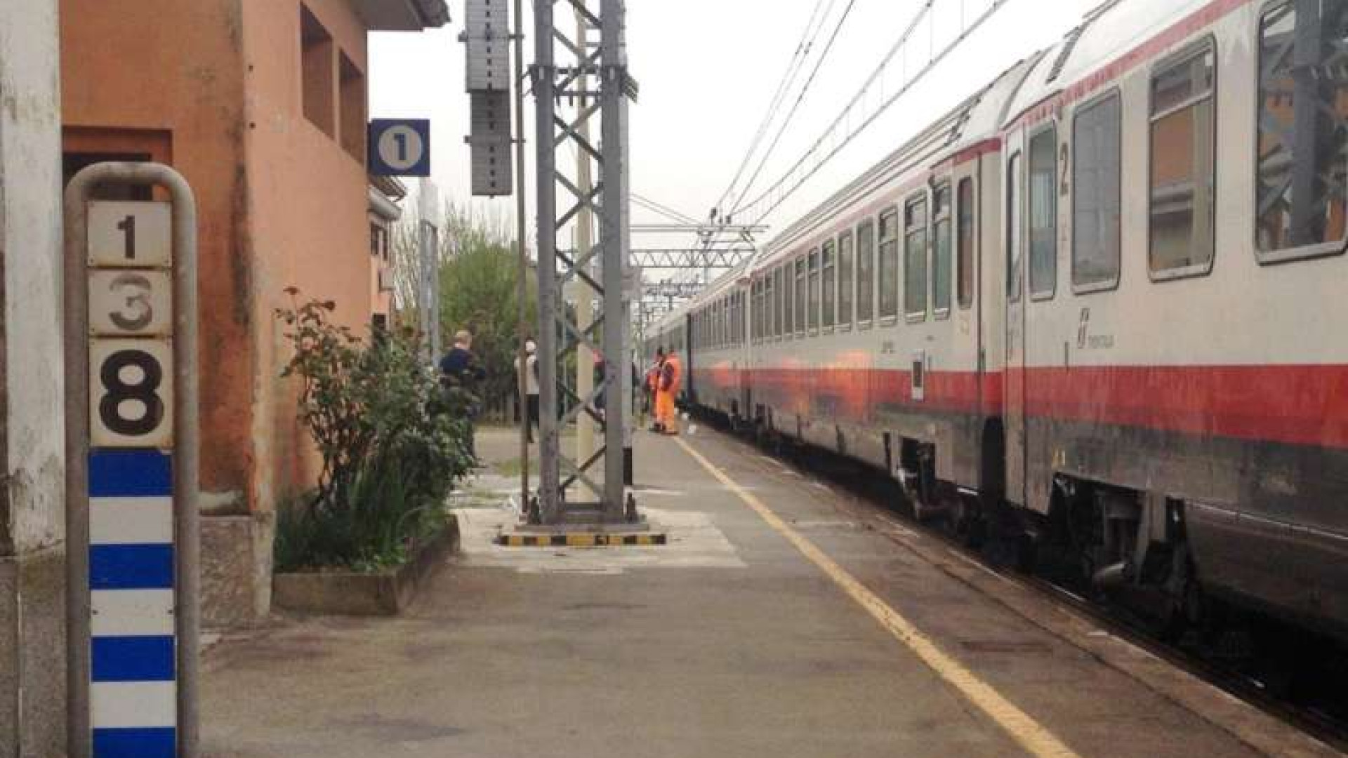 Capotreno chiede il biglietto: aggredito da tre persone