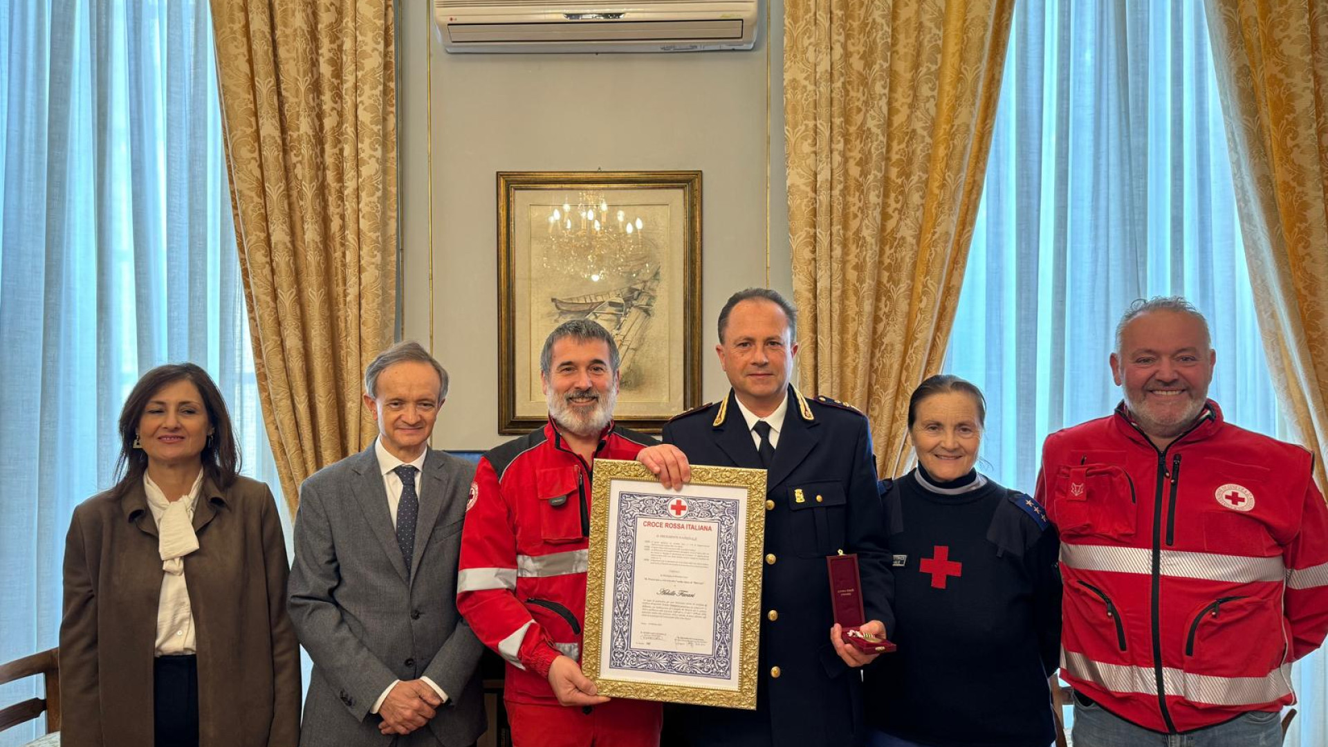 Achille Favari, medaglia e attestato per il servizio svolto in tempo di pandemia