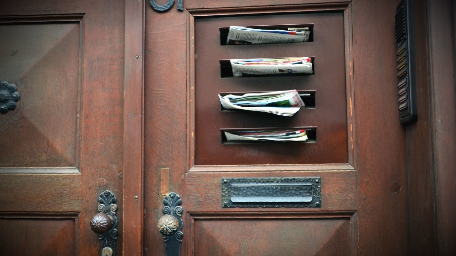 Messaggi poetici e aforismi nelle cassette della posta: scoppia il caso su una iniziativa di ignoti