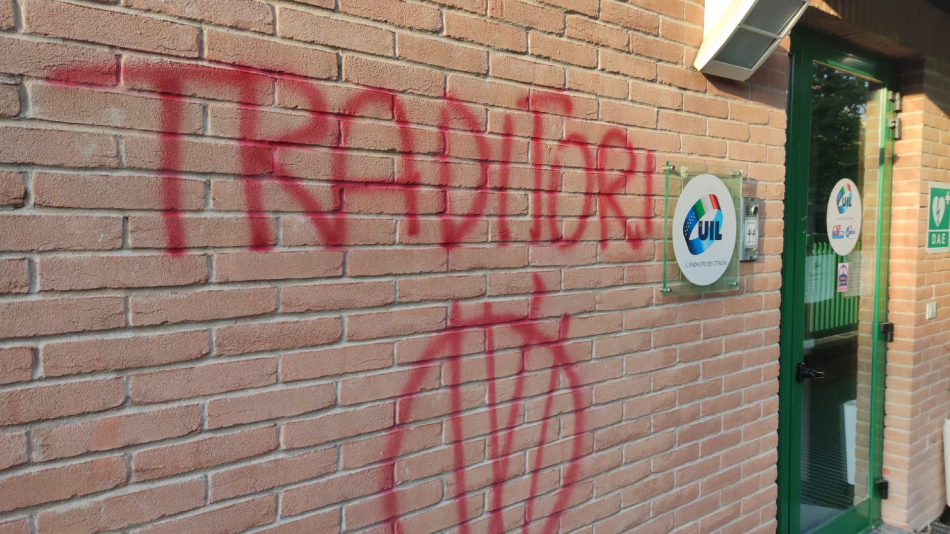 Vandali in azione, sedi sindacali ancora nel mirino. Imbrattata la Uil