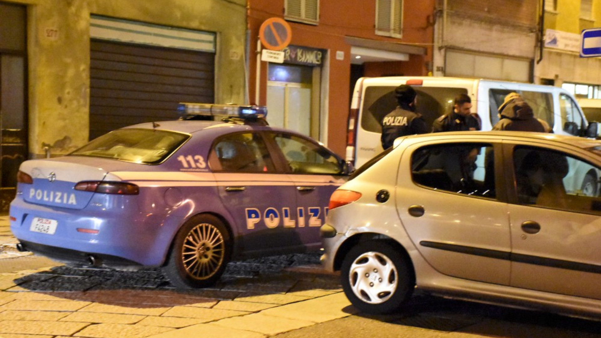 Sorpresa alle spalle e scippata in via Madoli. Ladro in fuga in bicicletta