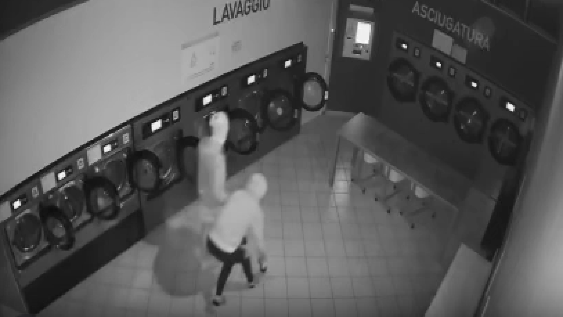 Castel San Giovanni, ladri incappucciati devastano| una lavanderia IL VIDEO
