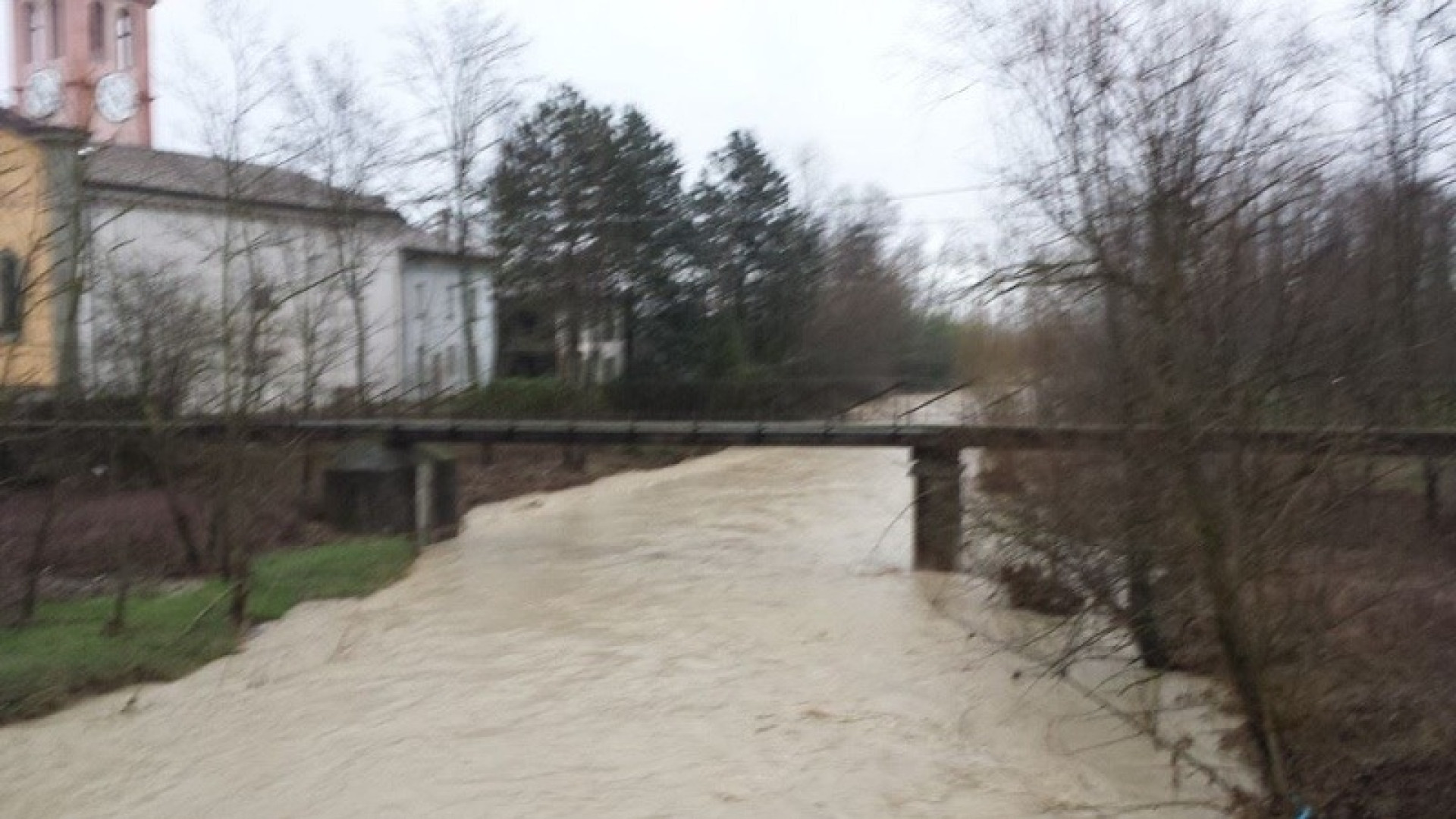 La pioggia dà una tregua. Strade invase dal fango: situazione critica