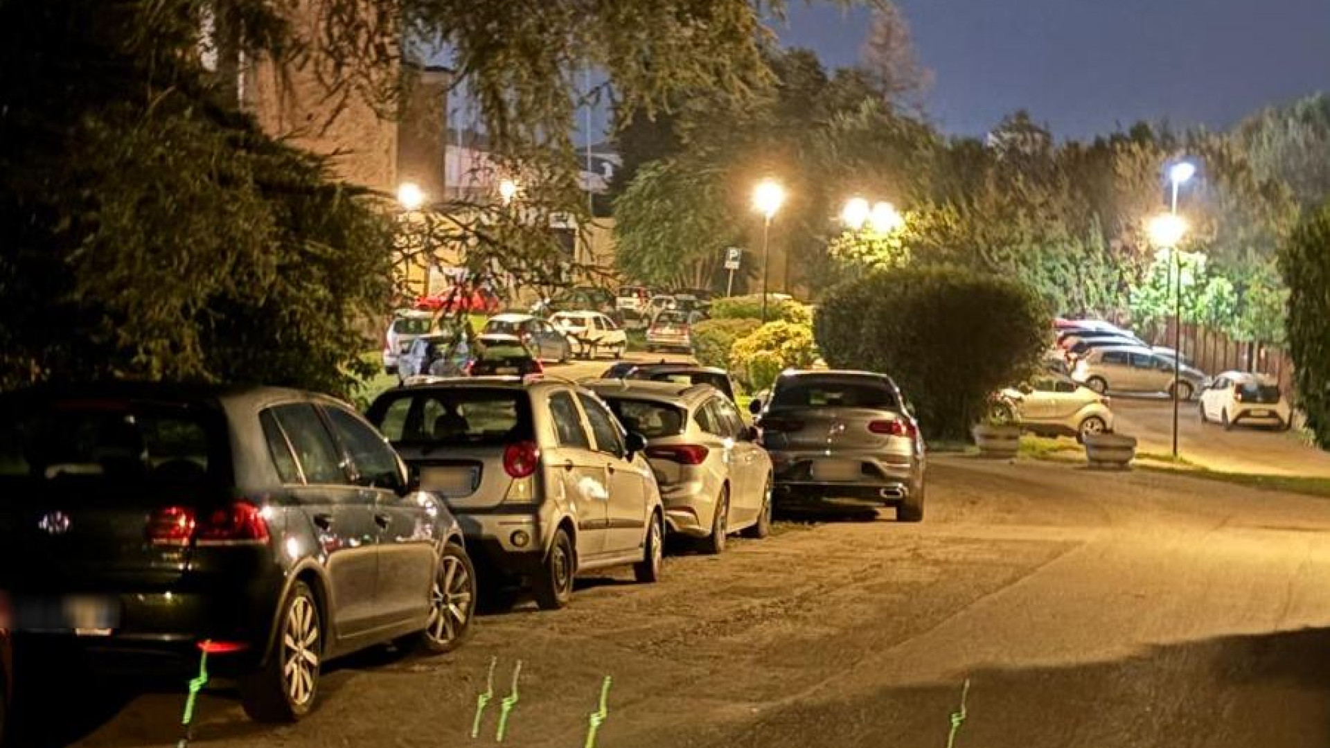 "Mancano posti auto in Cittadella, sosta selvaggia dietro a palazzo Farnese"