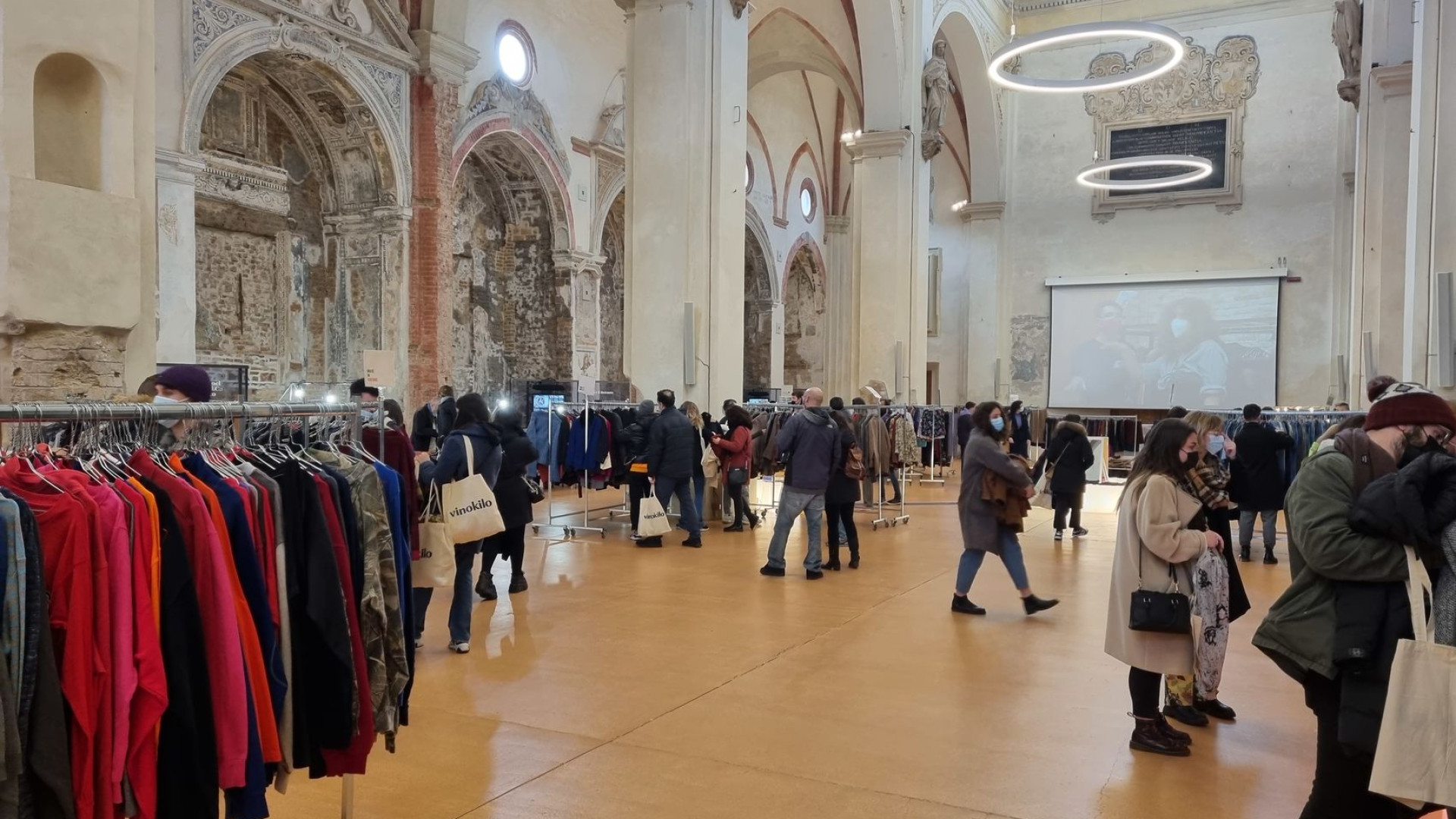 Al via "Vinokilo" a Piacenza: abiti vintage venduti al chilo nell'ex chiesa del Carmine