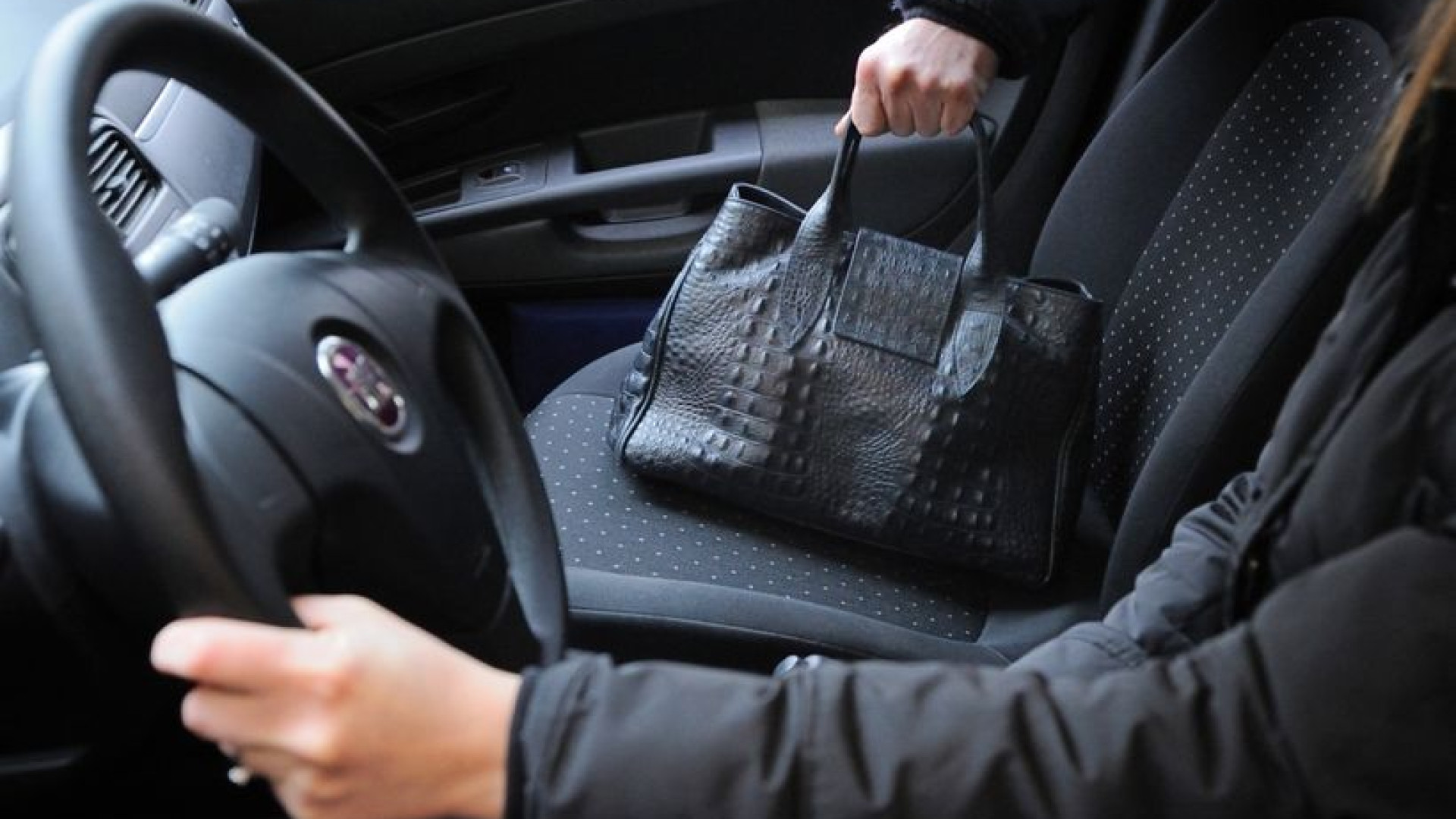 Si ferma a chiacchierare, le rubano la borsa dal sedile dell’auto