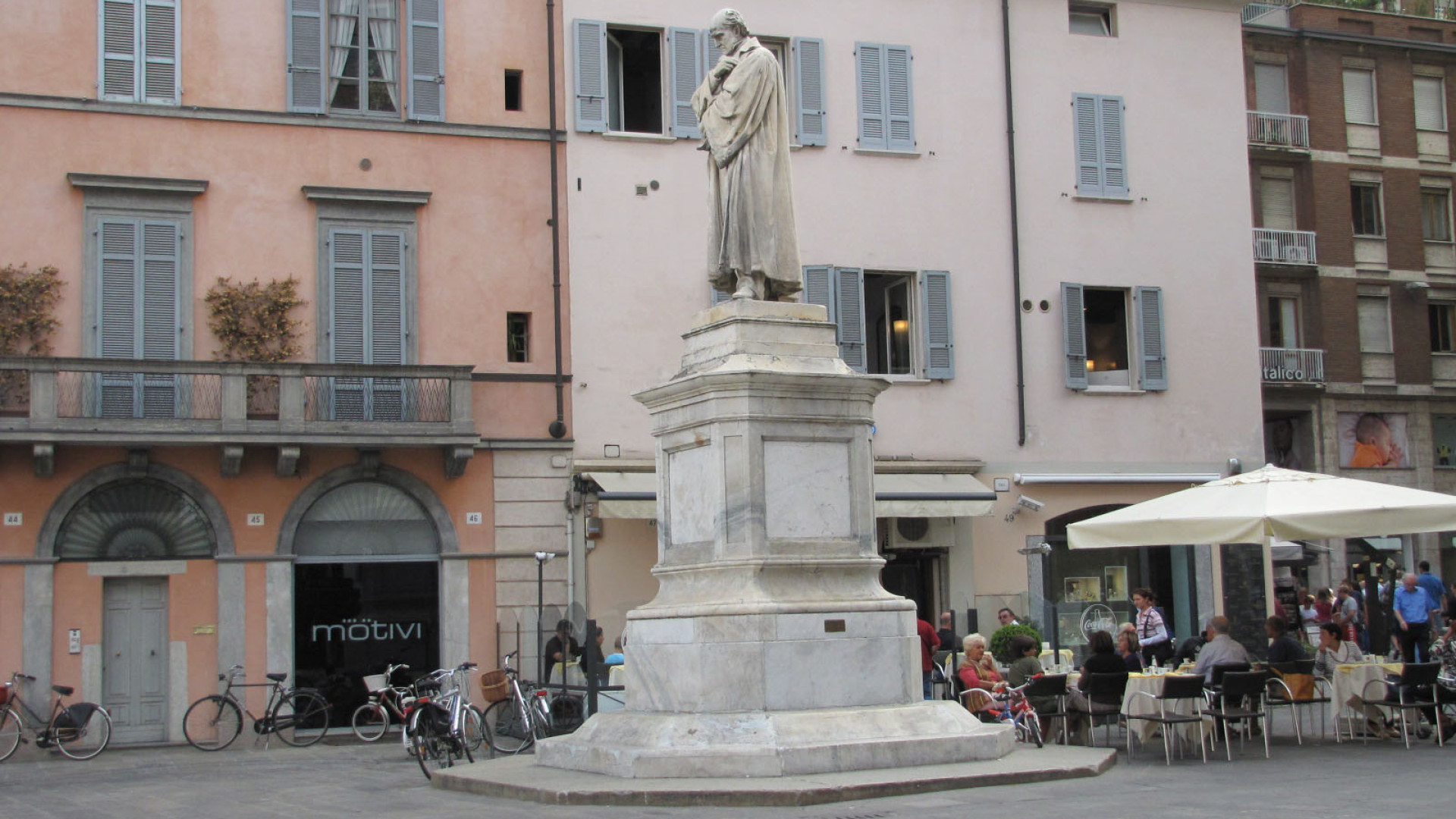 Graffiti sui palazzi e sulla statua di Romagnosi: denunciati quattro minorenni
