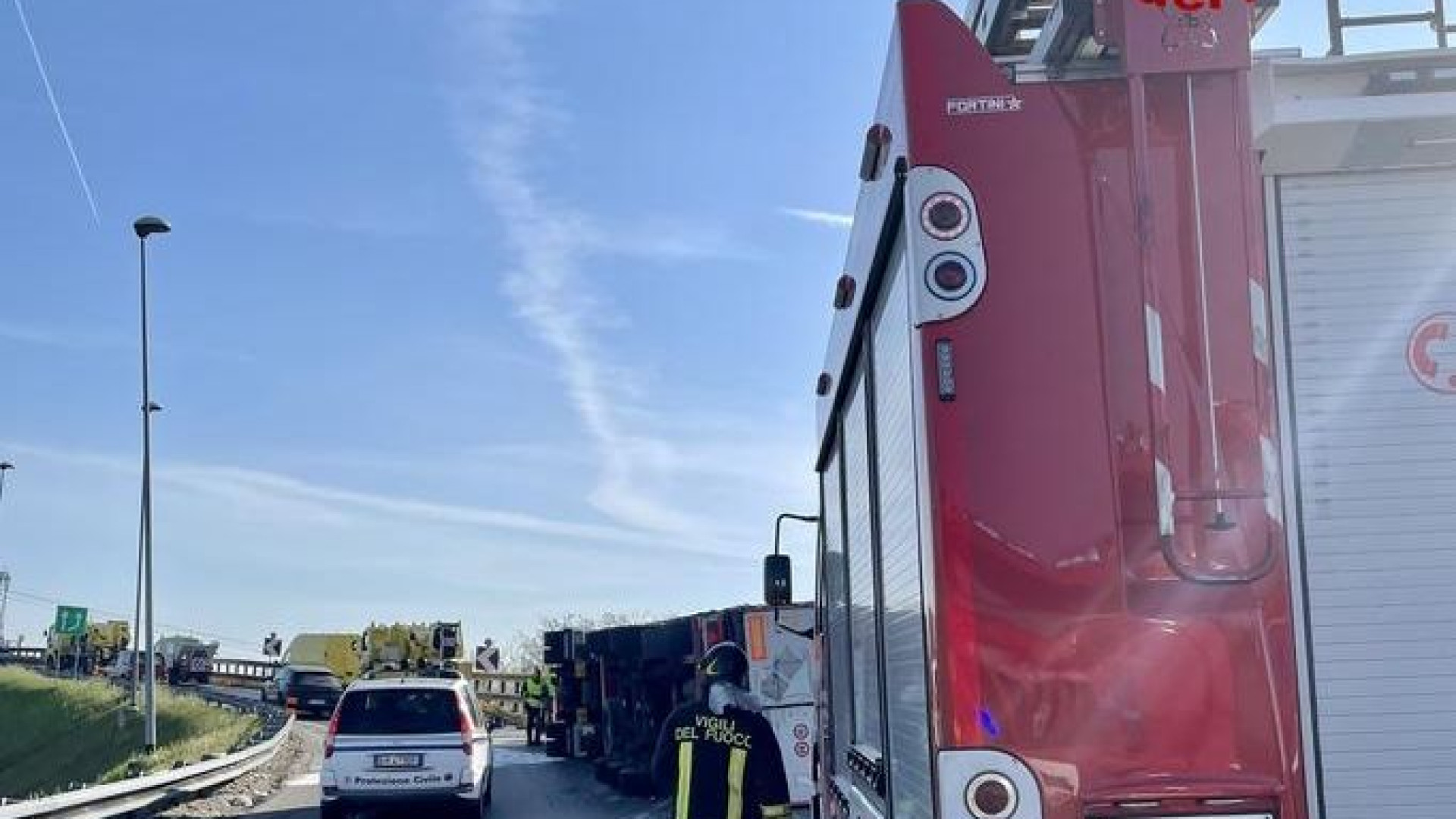 Camion si ribalta sulla rampa tra A21 e A1. Autista illeso, disagi al traffico