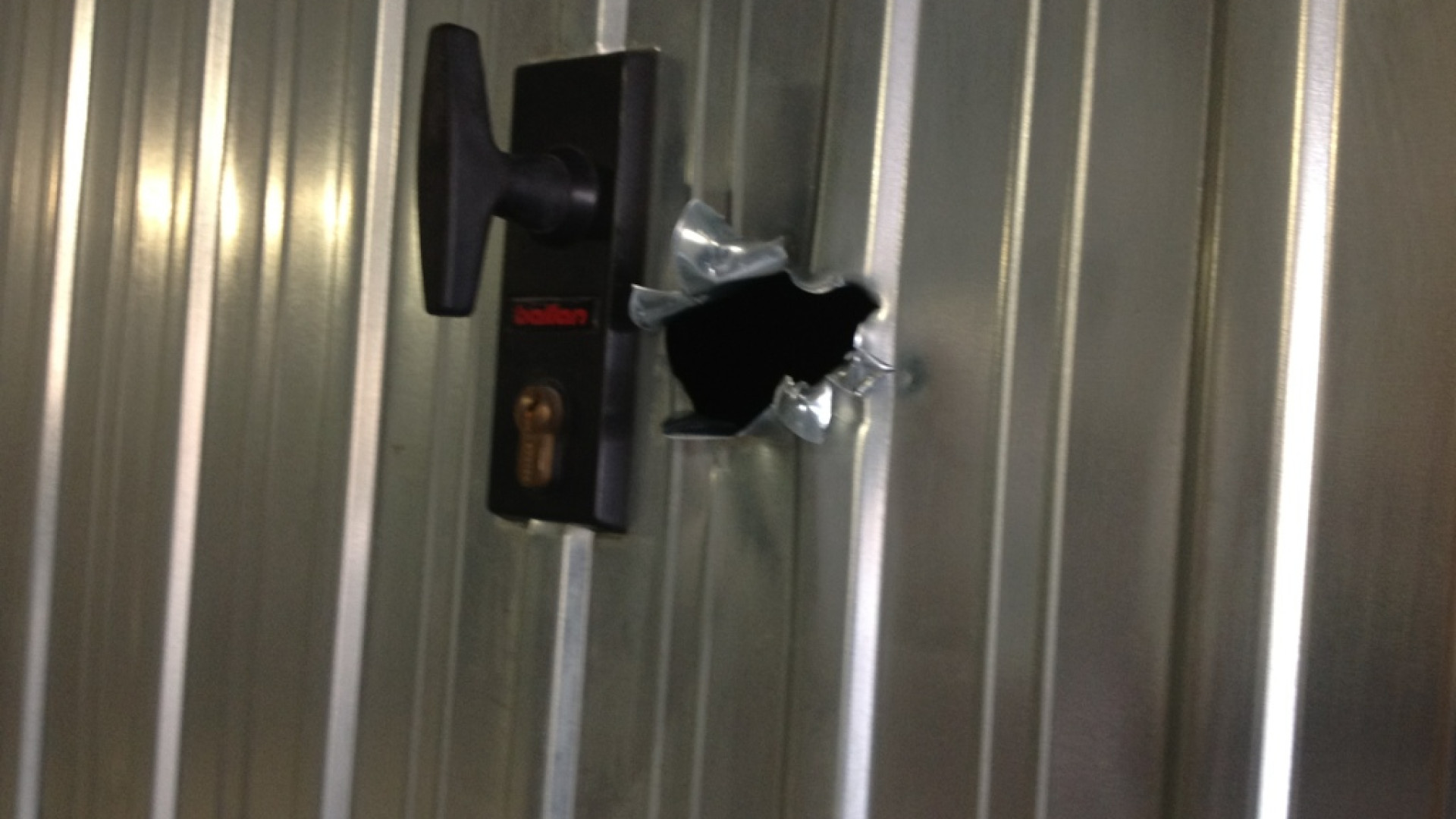 Via Gorgni: 16 garage saccheggiati nella notte dai ladri