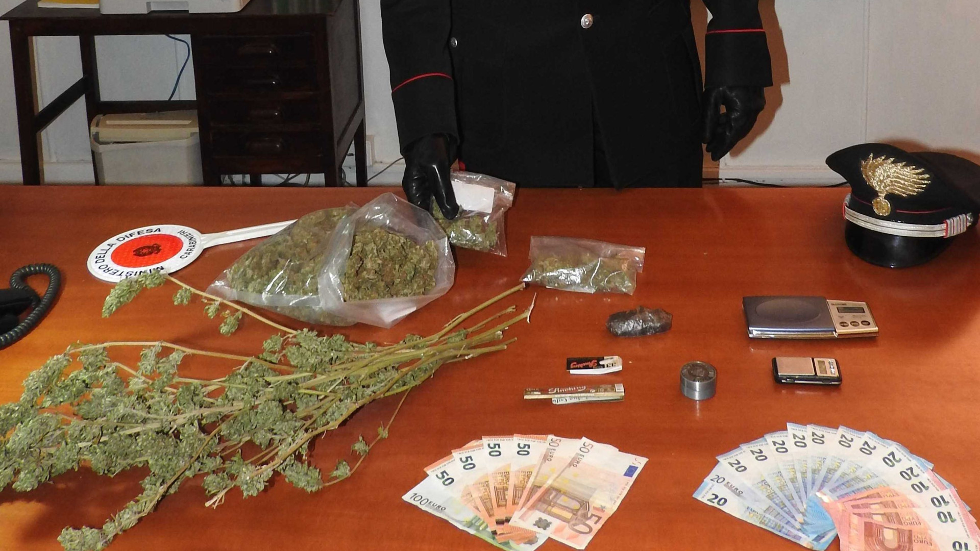 Marijuana nell'armadio: 22enne piacentino arrestato dai carabinieri
