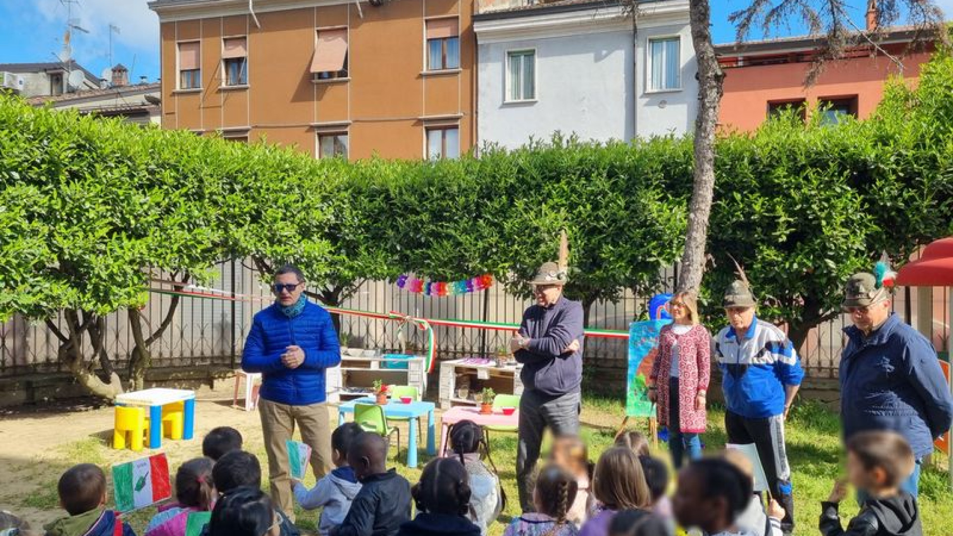Alpini di Piacenza regalano cucina giocattolo ai bambini della scuola Taverna