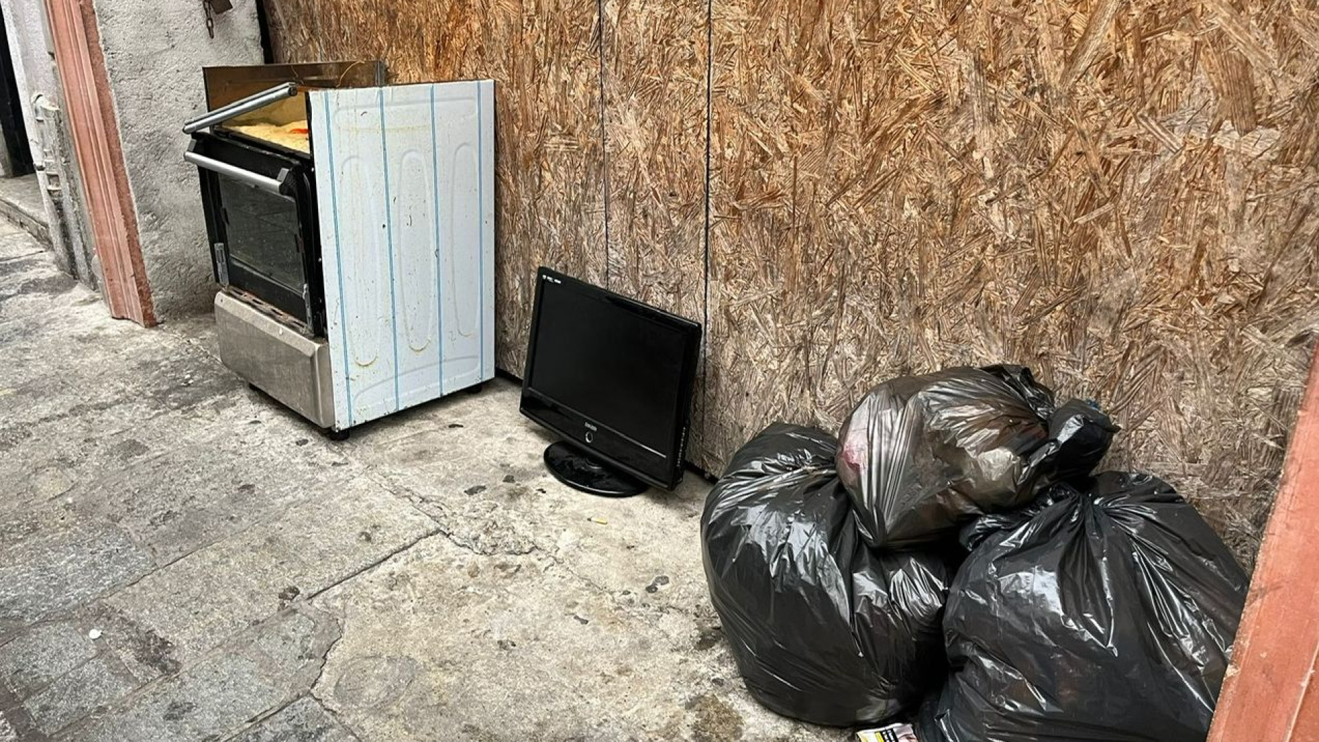 Rifiuti abbandonati in città: "Un materasso in strada costa alla collettività 600 euro"