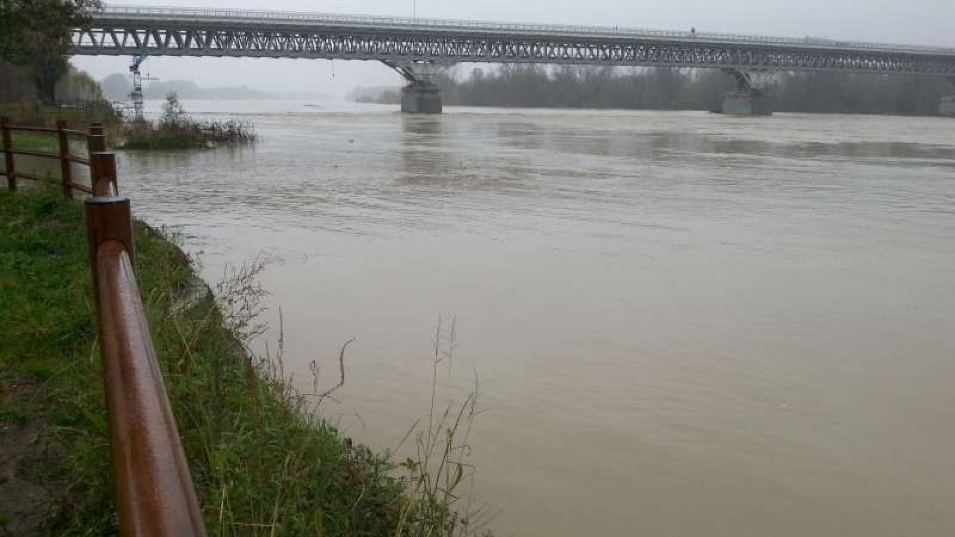 Vanno a vedere la piena del Po, sparisce la borsetta