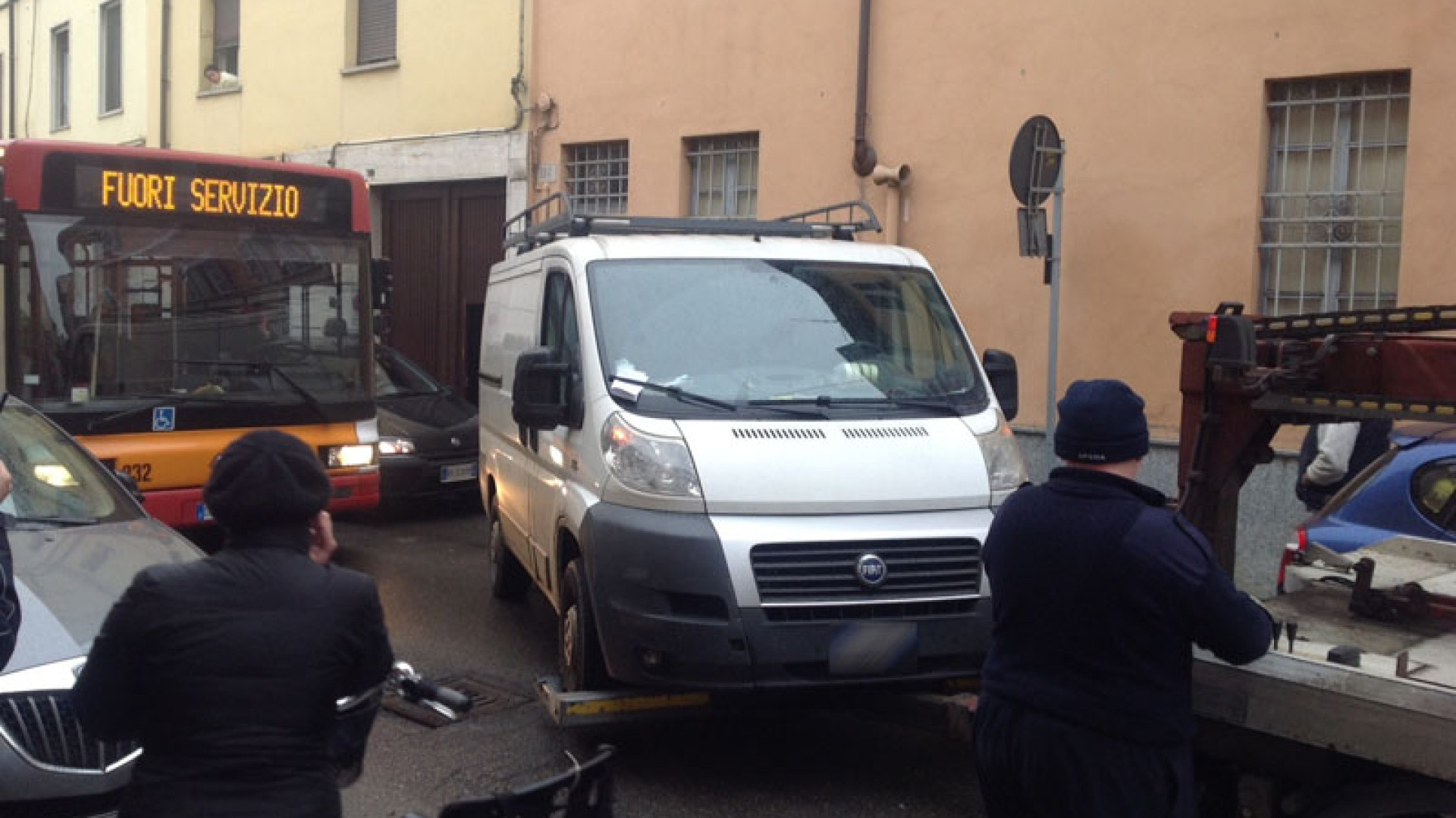 Via Scalabrini, furgone impedisce il passaggio del pullman. Traffico in tilt