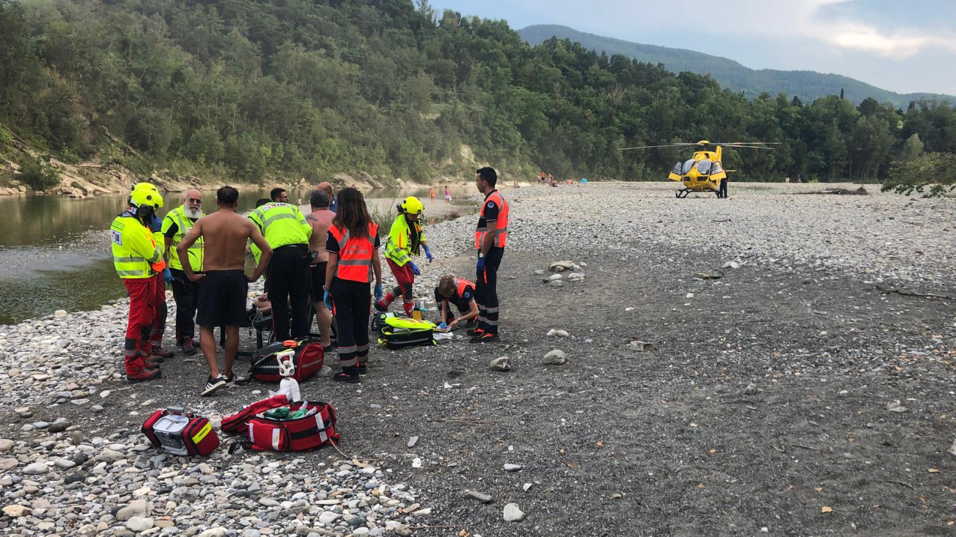 Paura in Trebbia, ragazzino rischia di annegare: salvato da un bagnante eroe